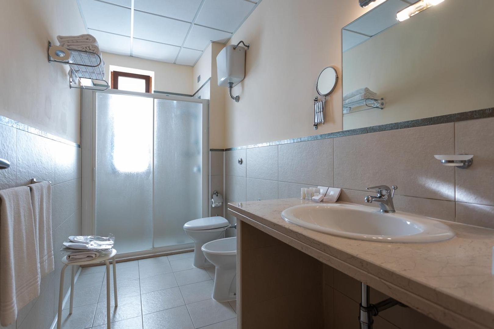 Double Room with Balcony - Photo 7
