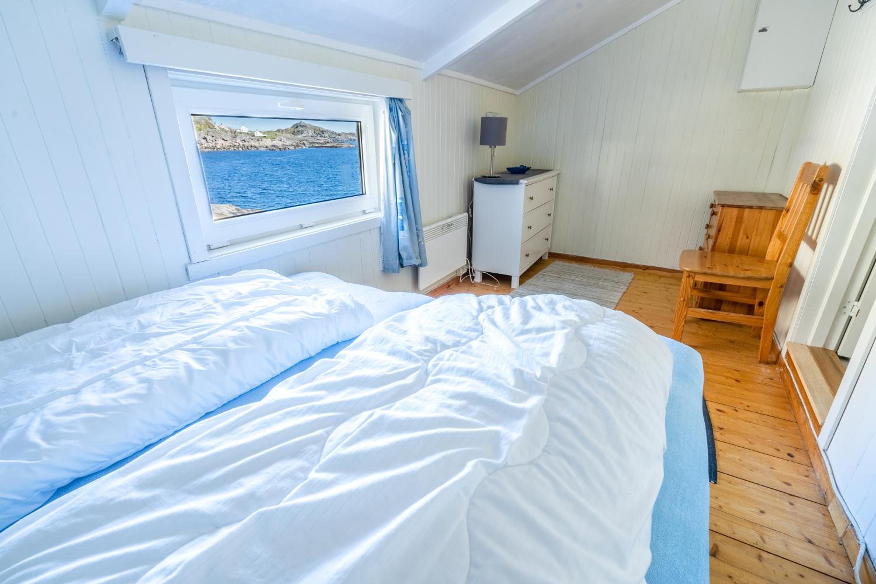Sea View Three-Bedroom House - Photo 6