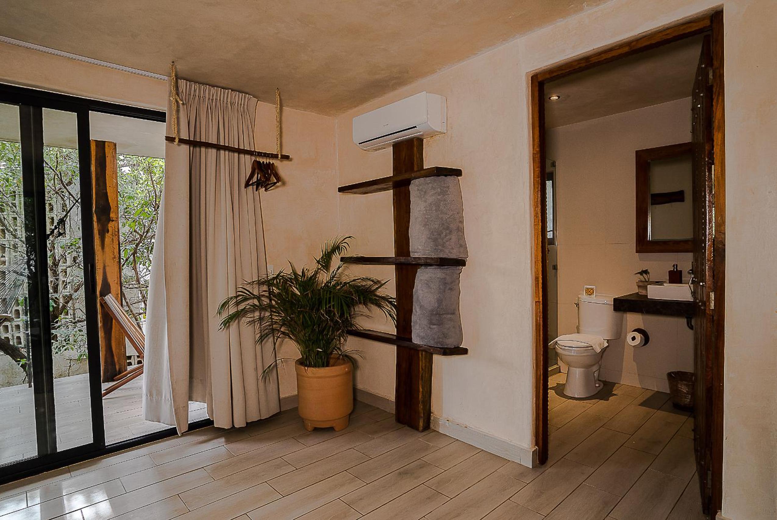 2 Queen Room with Balcony - Photo 14