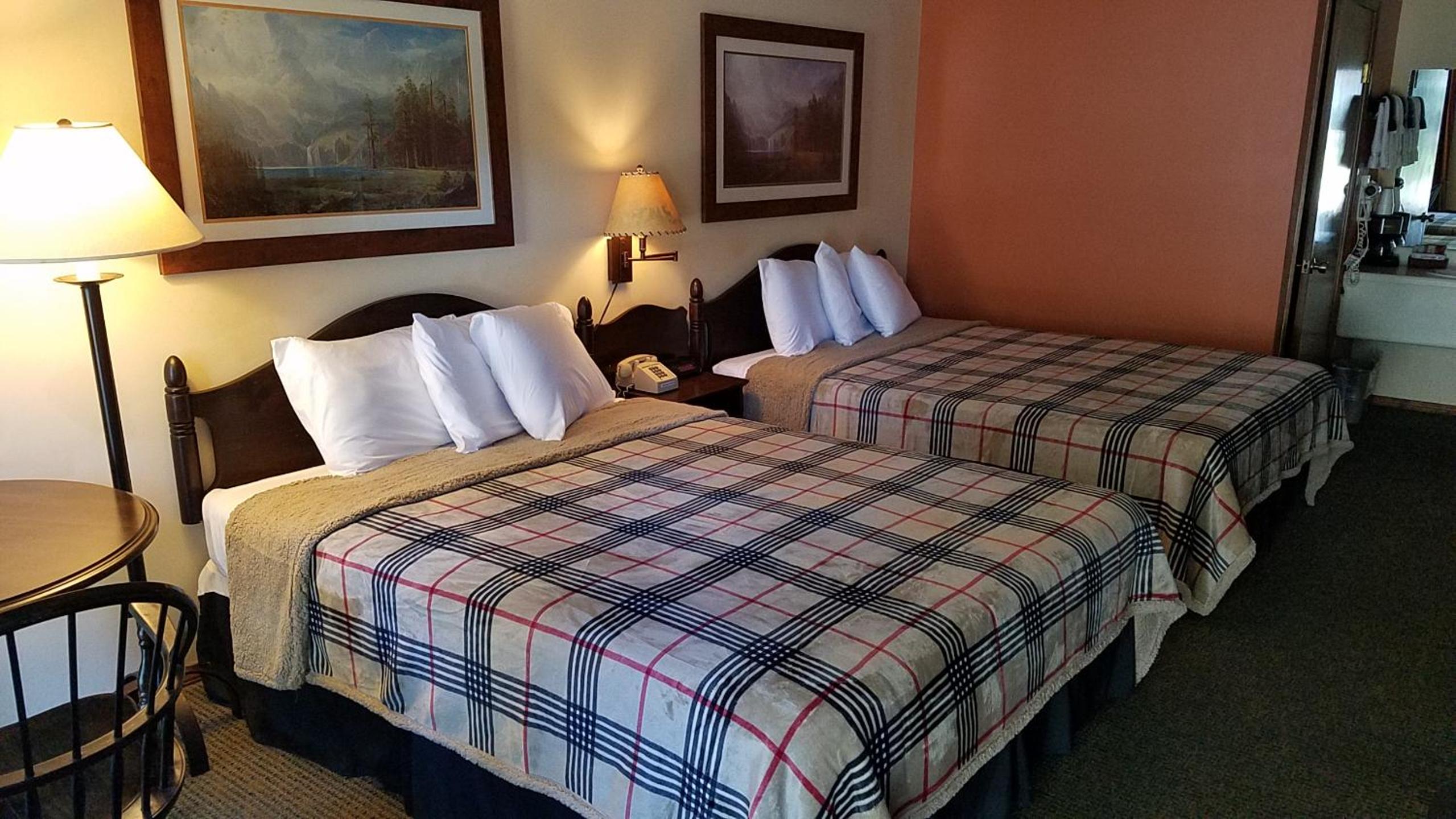 Queen Room with Two Queen Beds photo 2