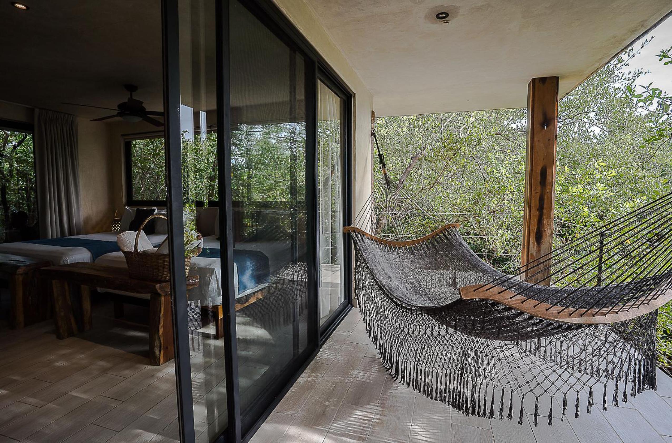 2 Queen Room with Balcony - Photo 11