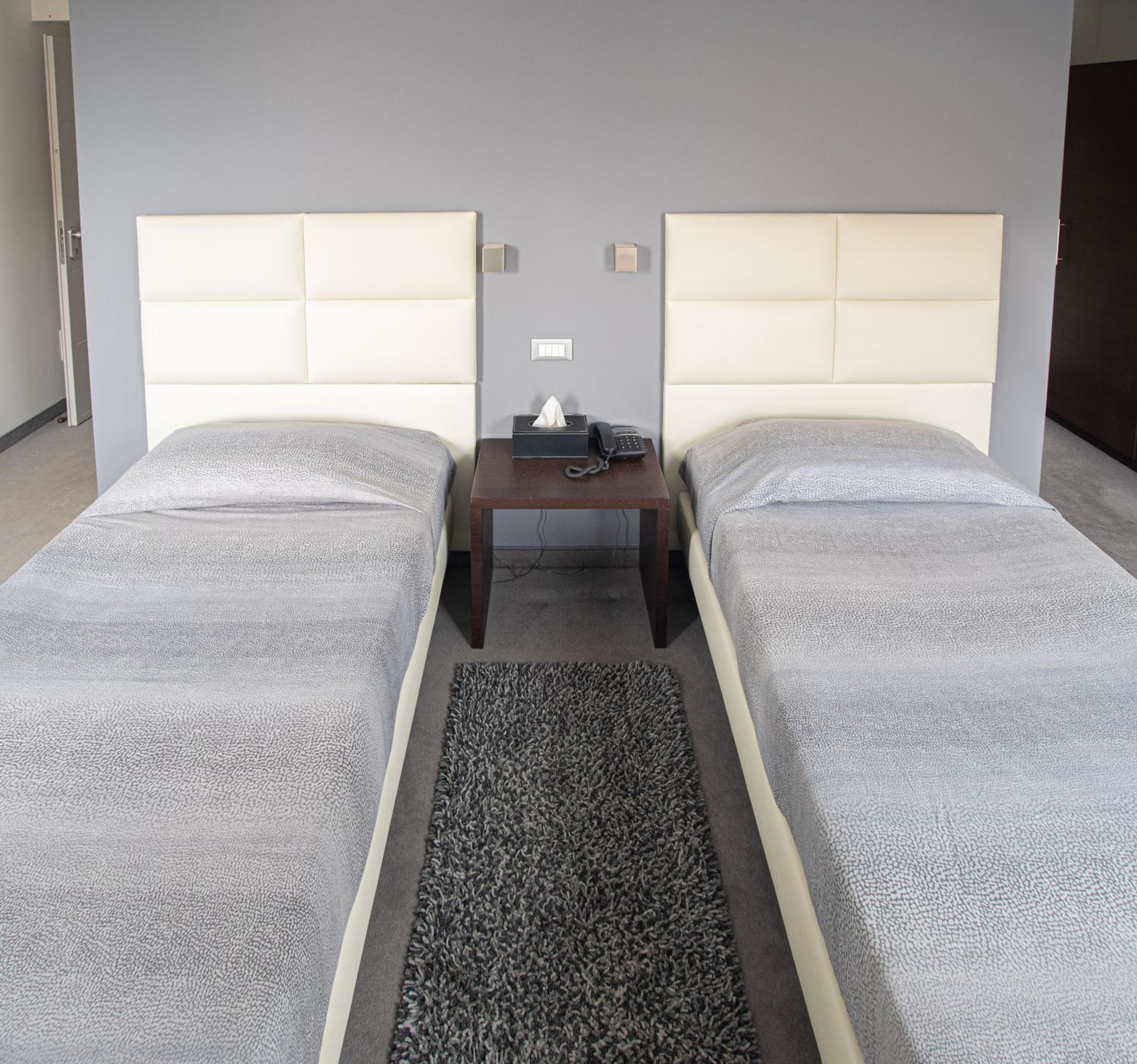 Standard Double Room - Photo 12