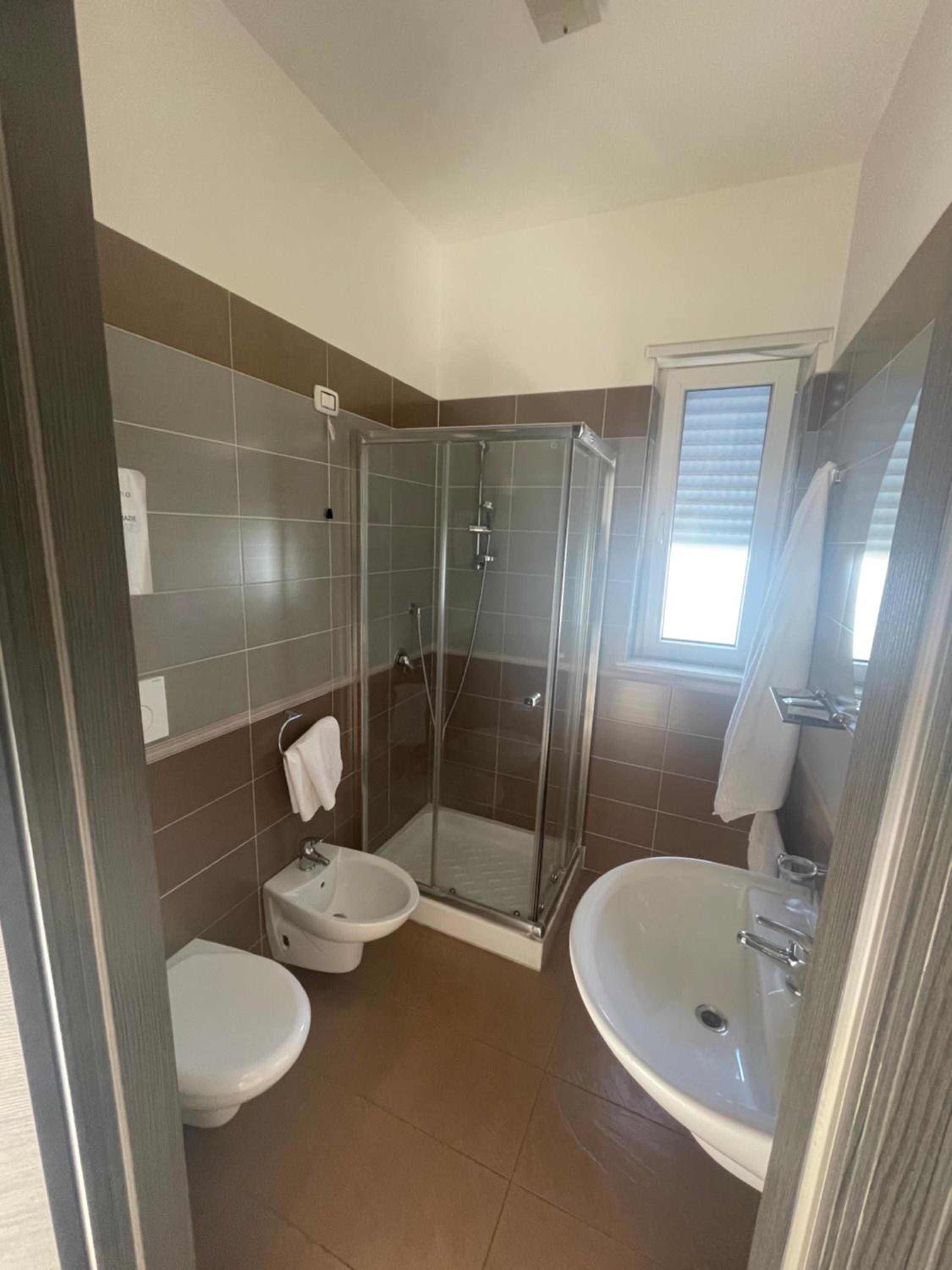 Double Room with Private Bathroom - Photo 7