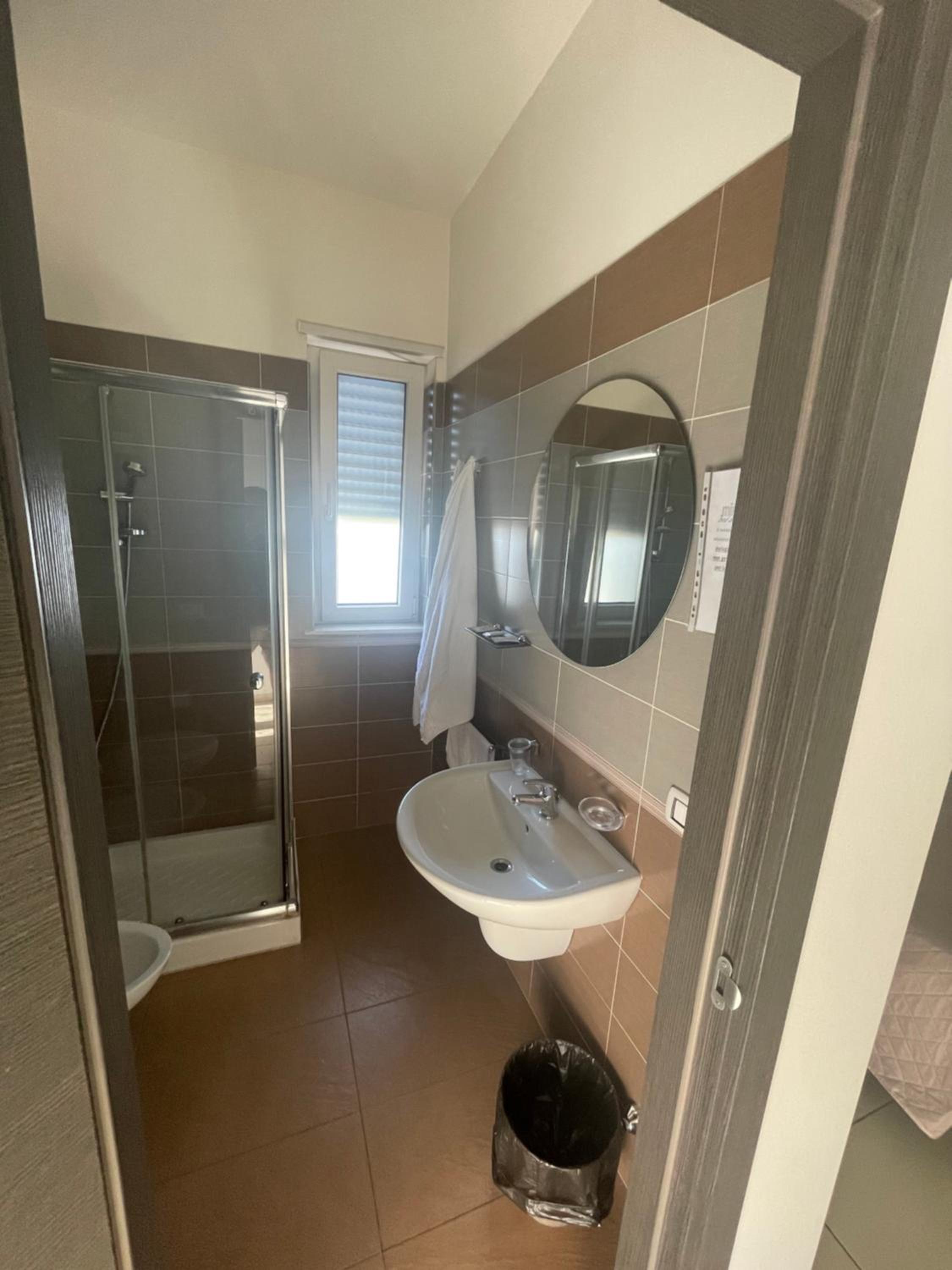 Double Room with Private Bathroom - Photo 4