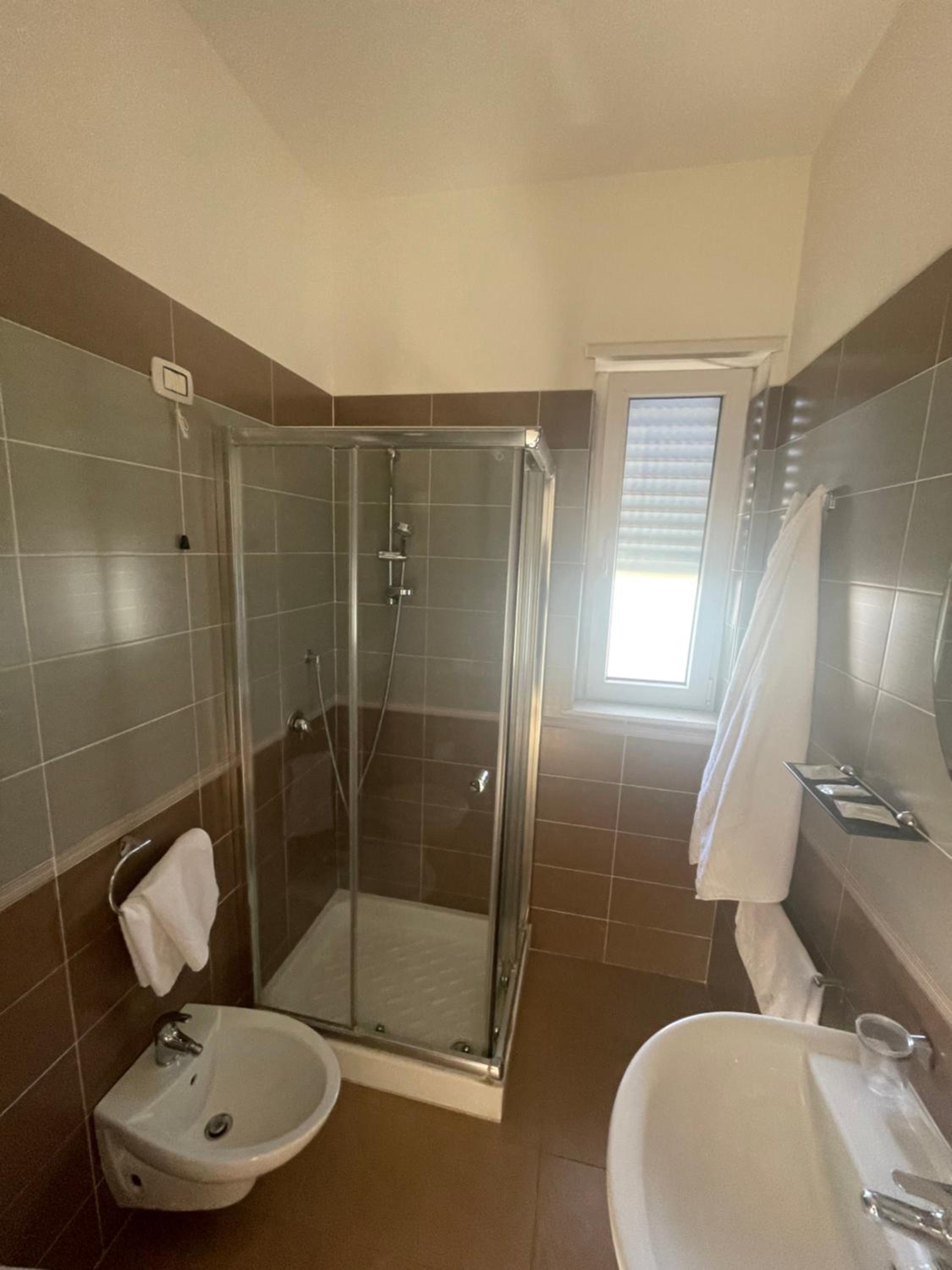 Double Room with Private Bathroom - Photo 2
