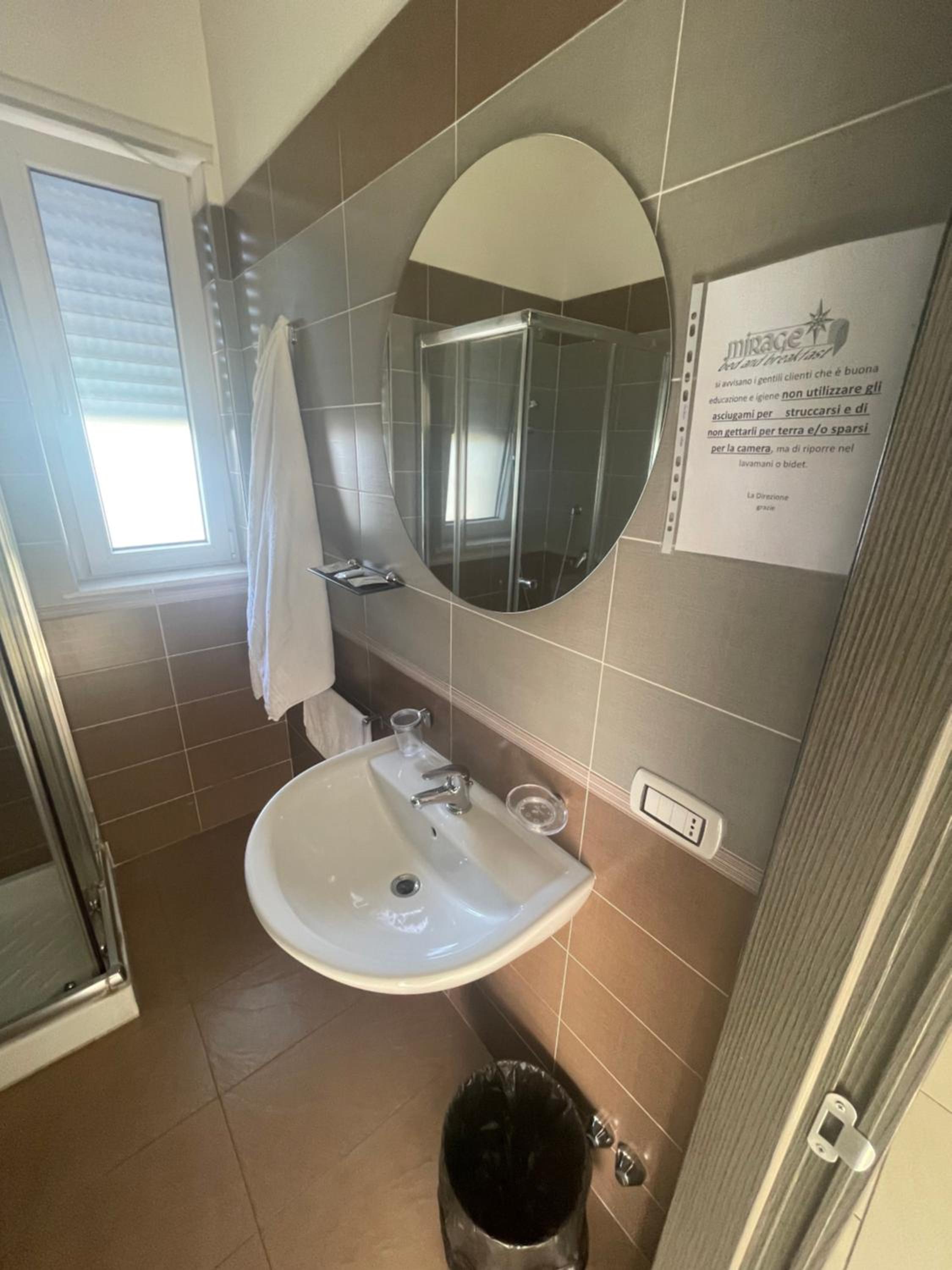 Double Room with Private Bathroom - Photo 6