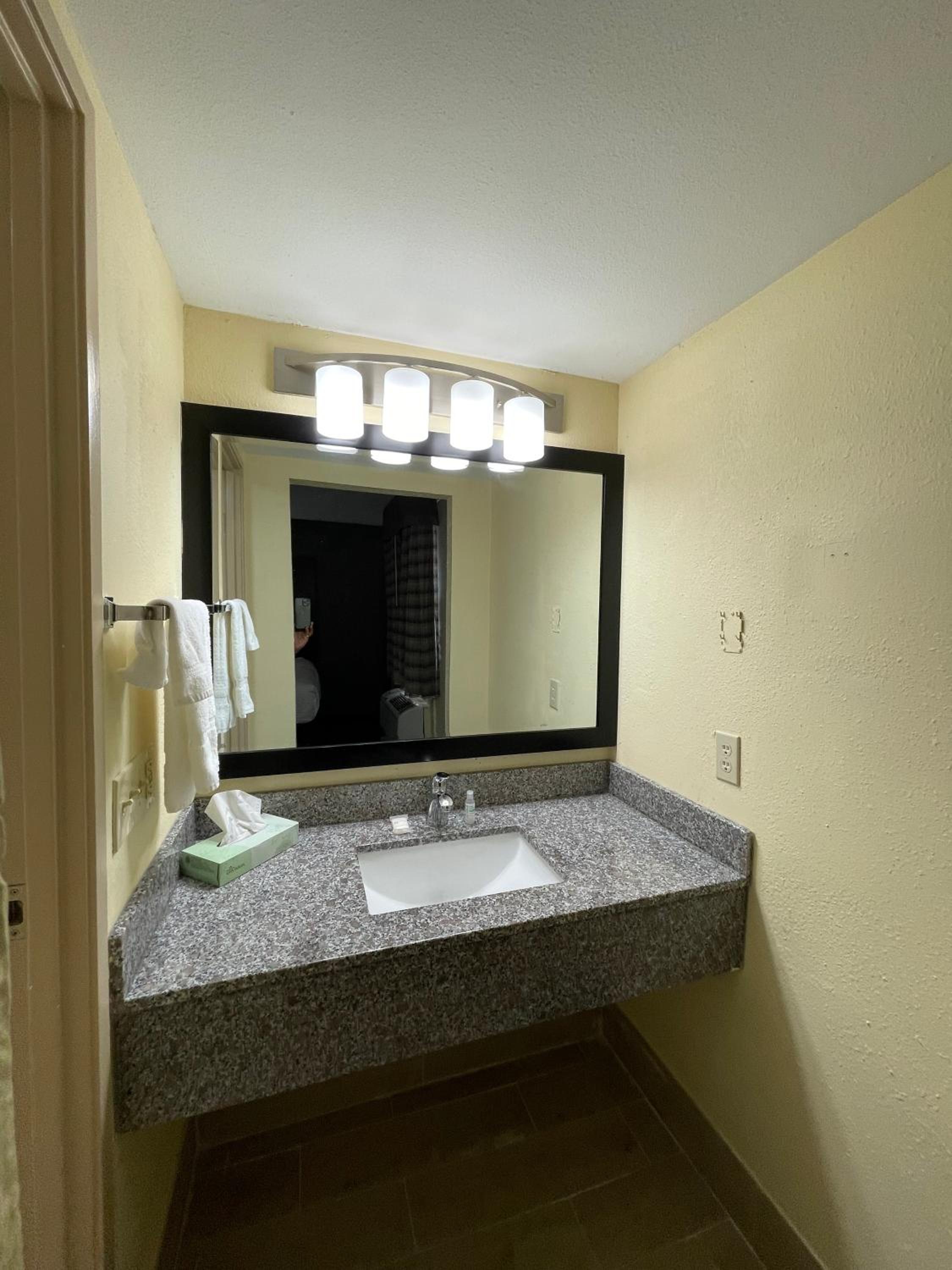 King Room - Non-Smoking - Photo 3