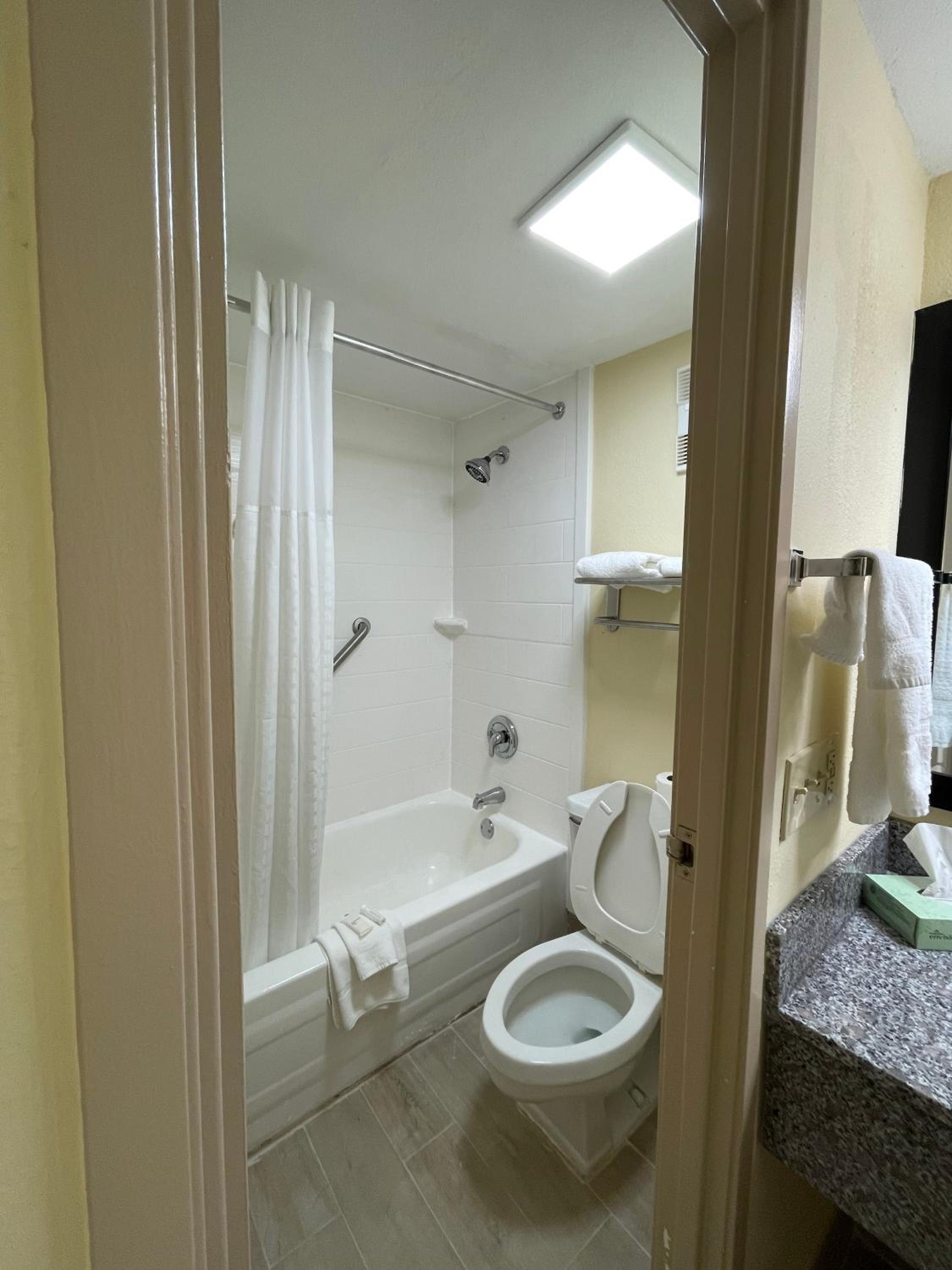Double Room With Two Double Beds - Photo 2