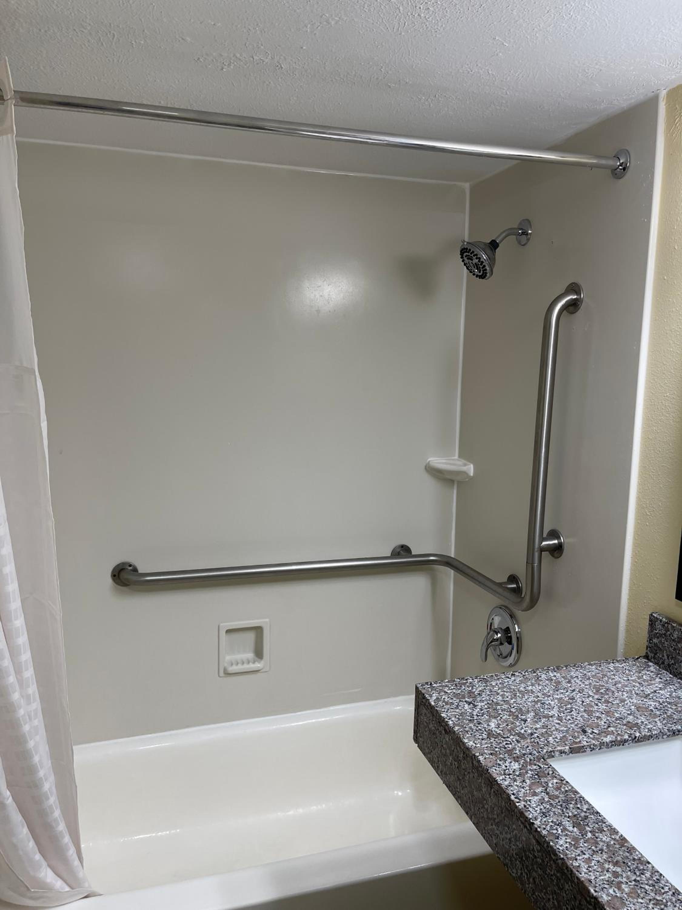 1 King Bed, Mobility Accessible Room, Bathtub w/Grab Bars, Non-Smoking - Photo 2