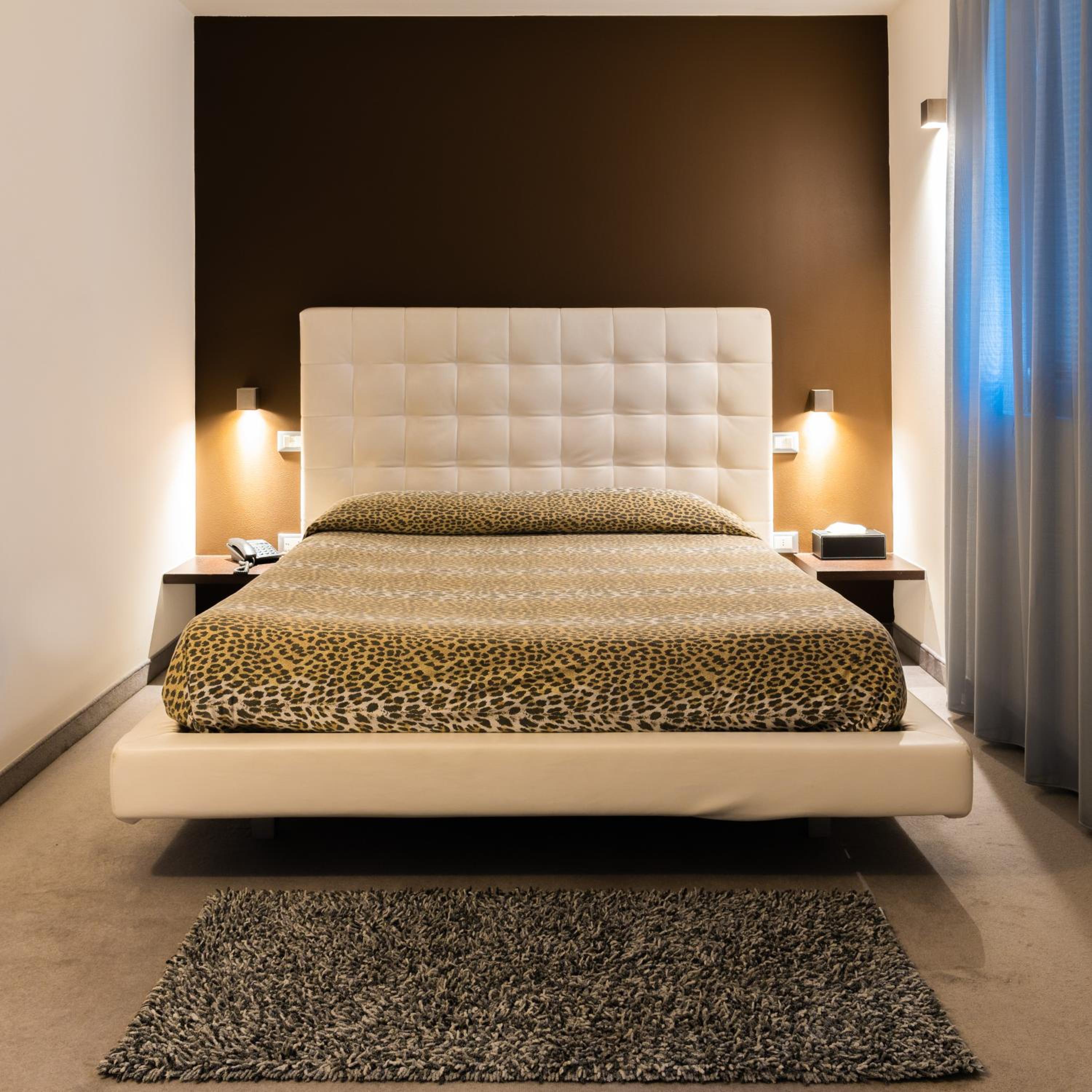 Standard Double Room - Photo 13