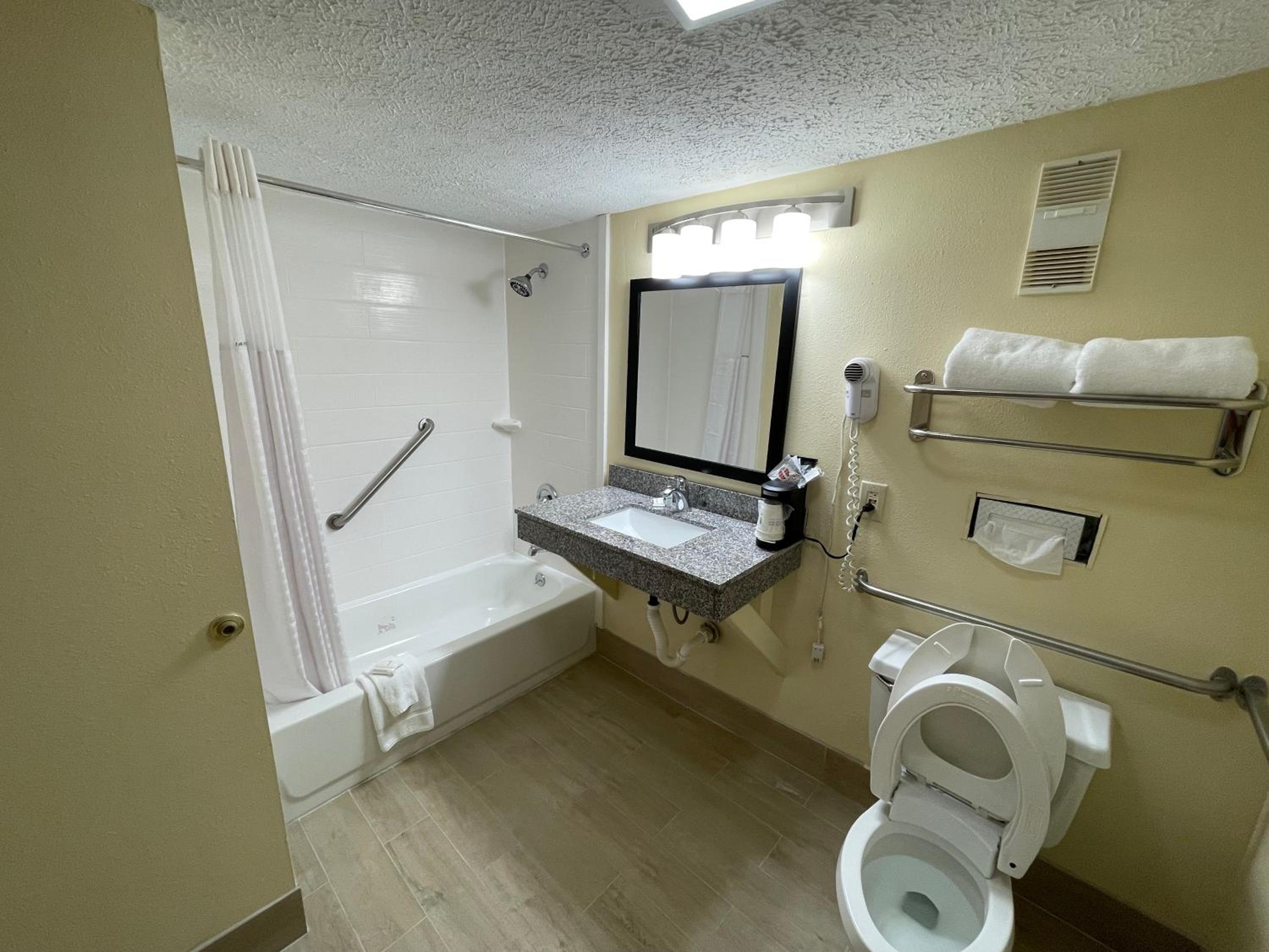 Queen Room with Two Queen Beds and Bathtub with Grab Bars - Mobility Access/Non-Smoking - Photo 5