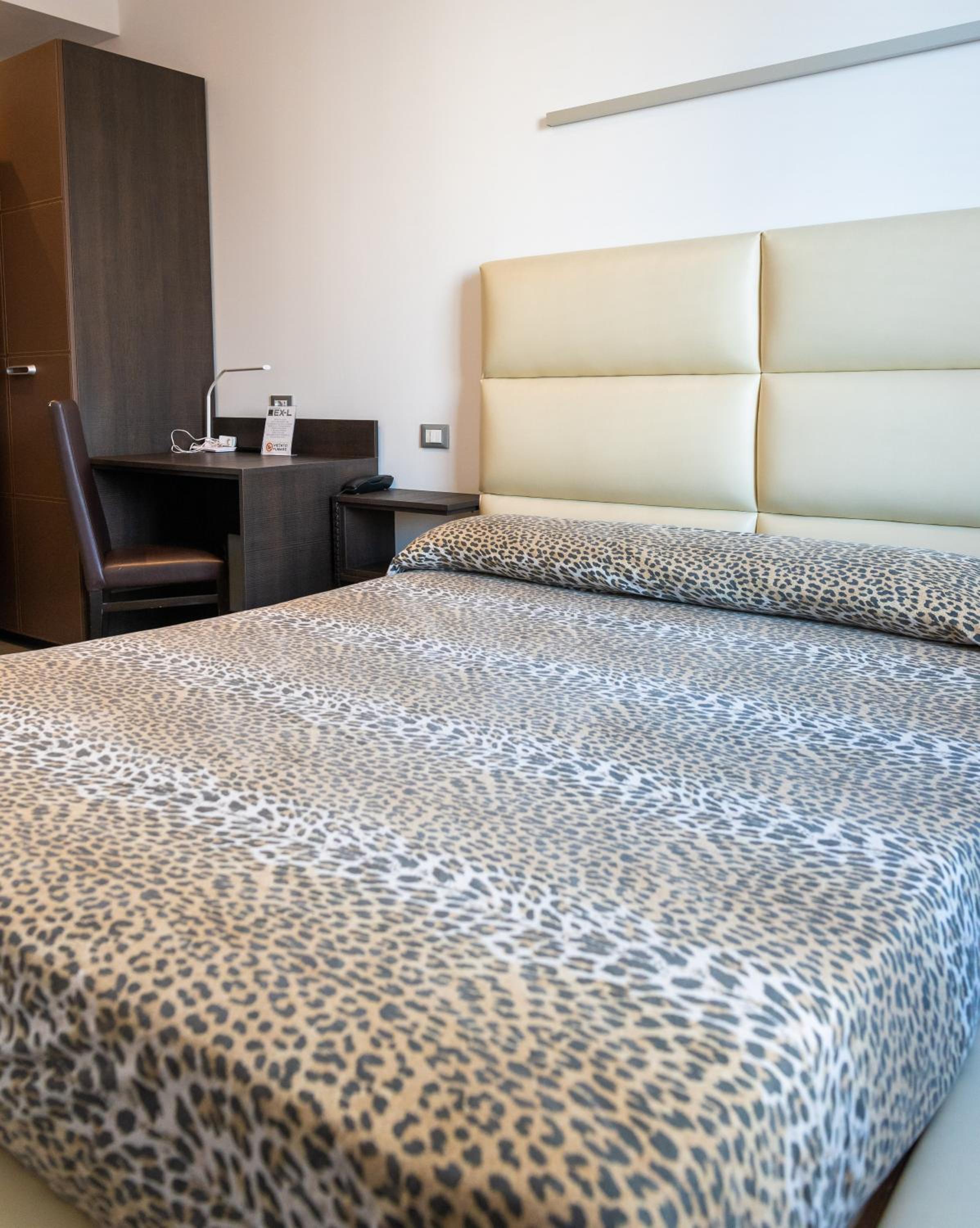 Standard Double Room - Photo 8