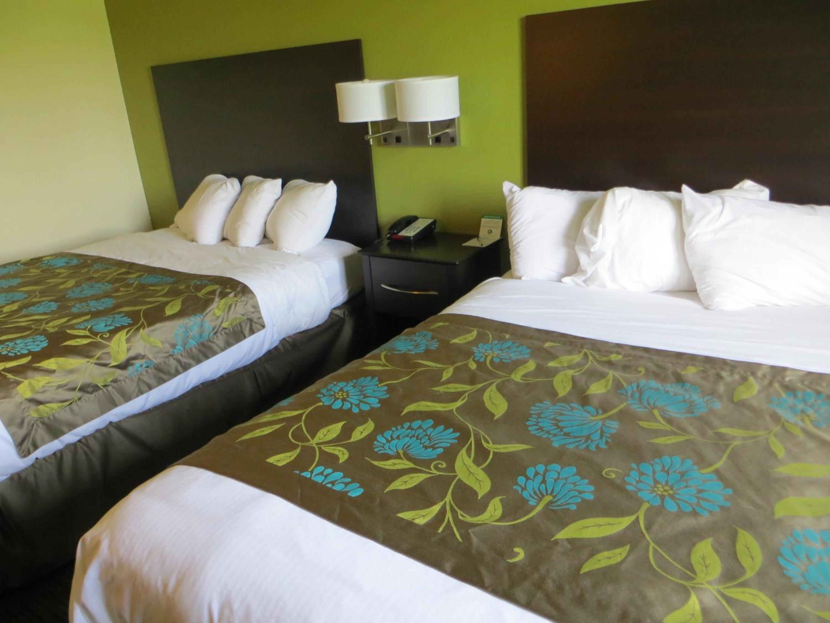 Queen Room with Two Queen Beds - Non-Smoking - Photo 4