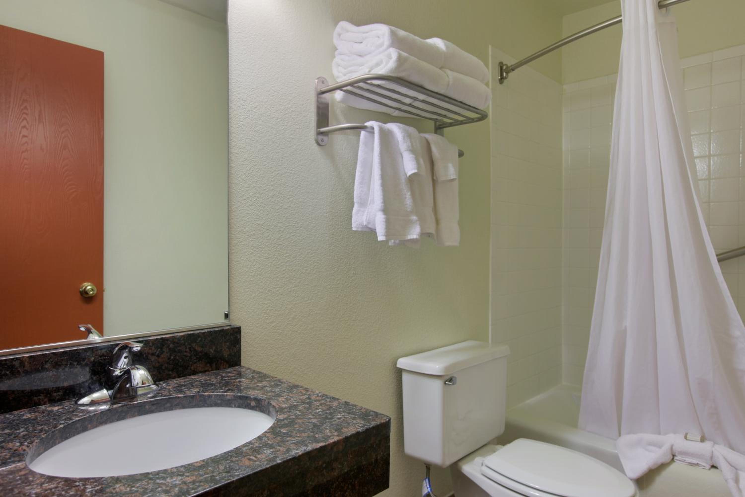 Deluxe King Suite - Non-Smoking - Photo 13