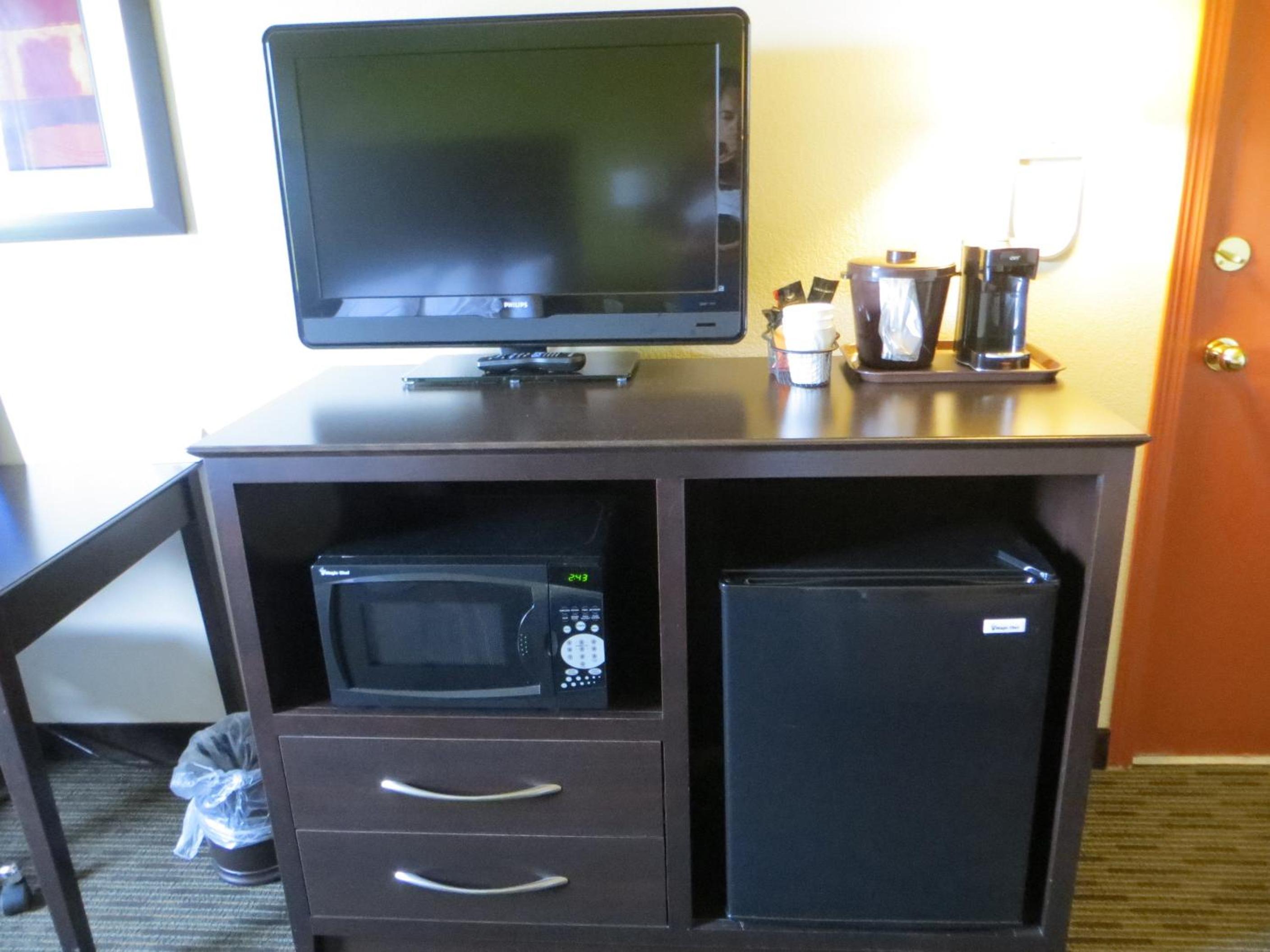 Deluxe King Suite - Non-Smoking - Photo 8