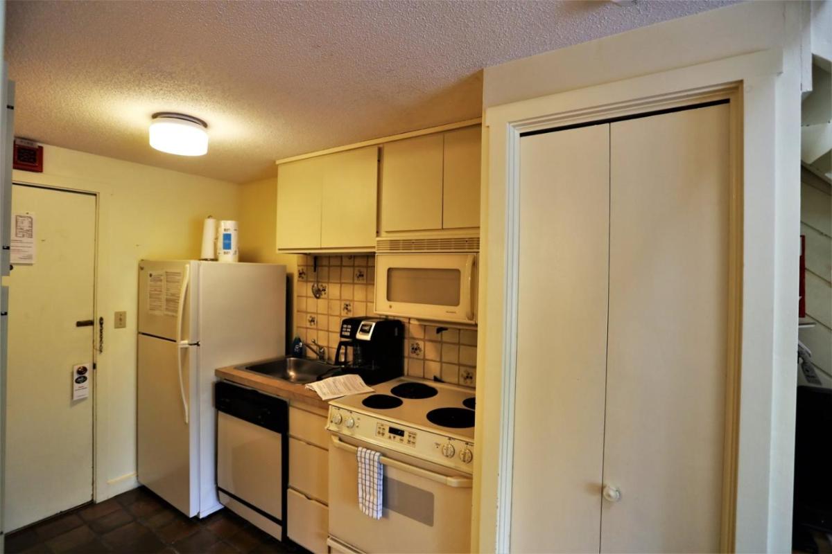 One-Bedroom Condo photo 1