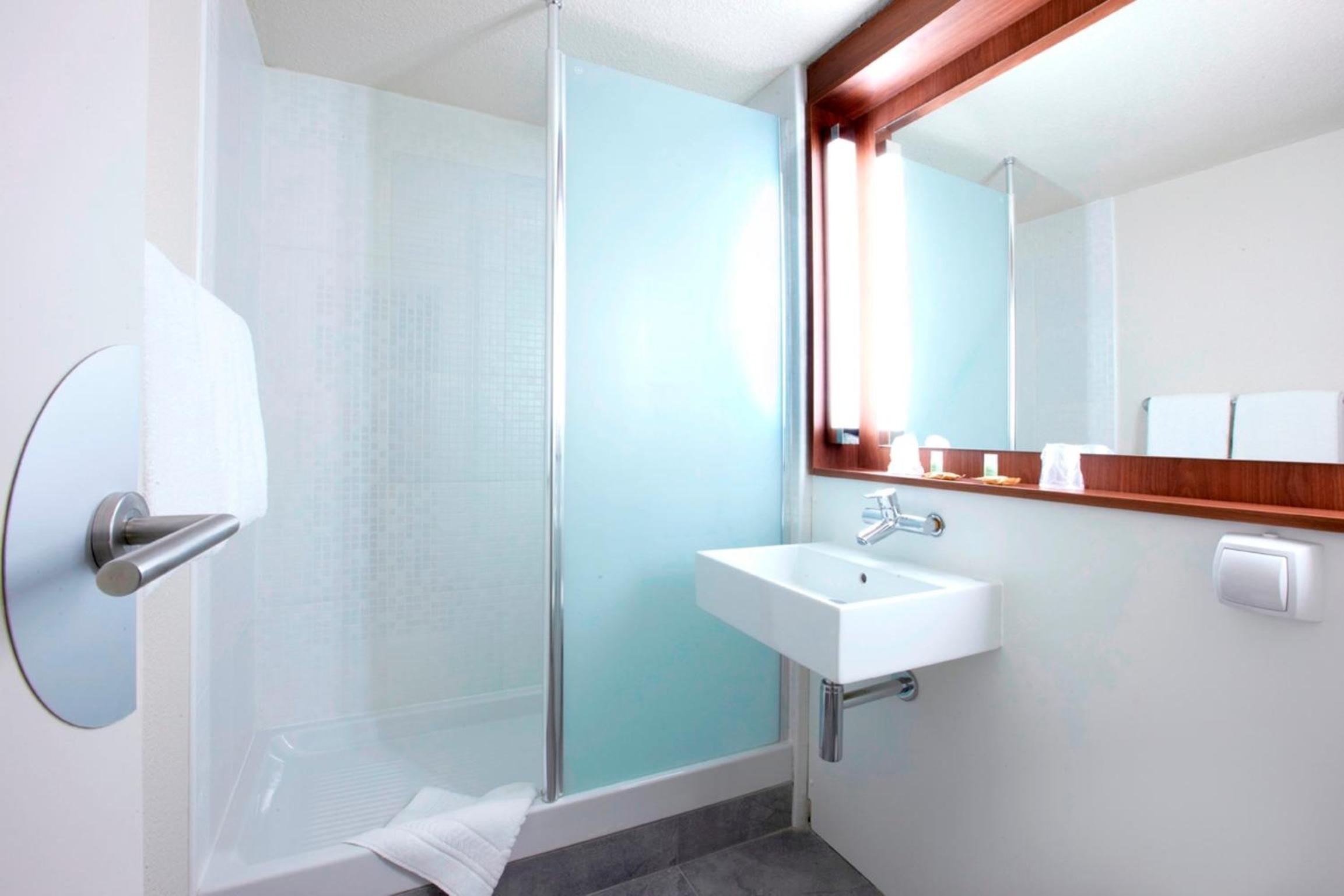 Standard Double Room with One Single Bed - Up to Ten Years