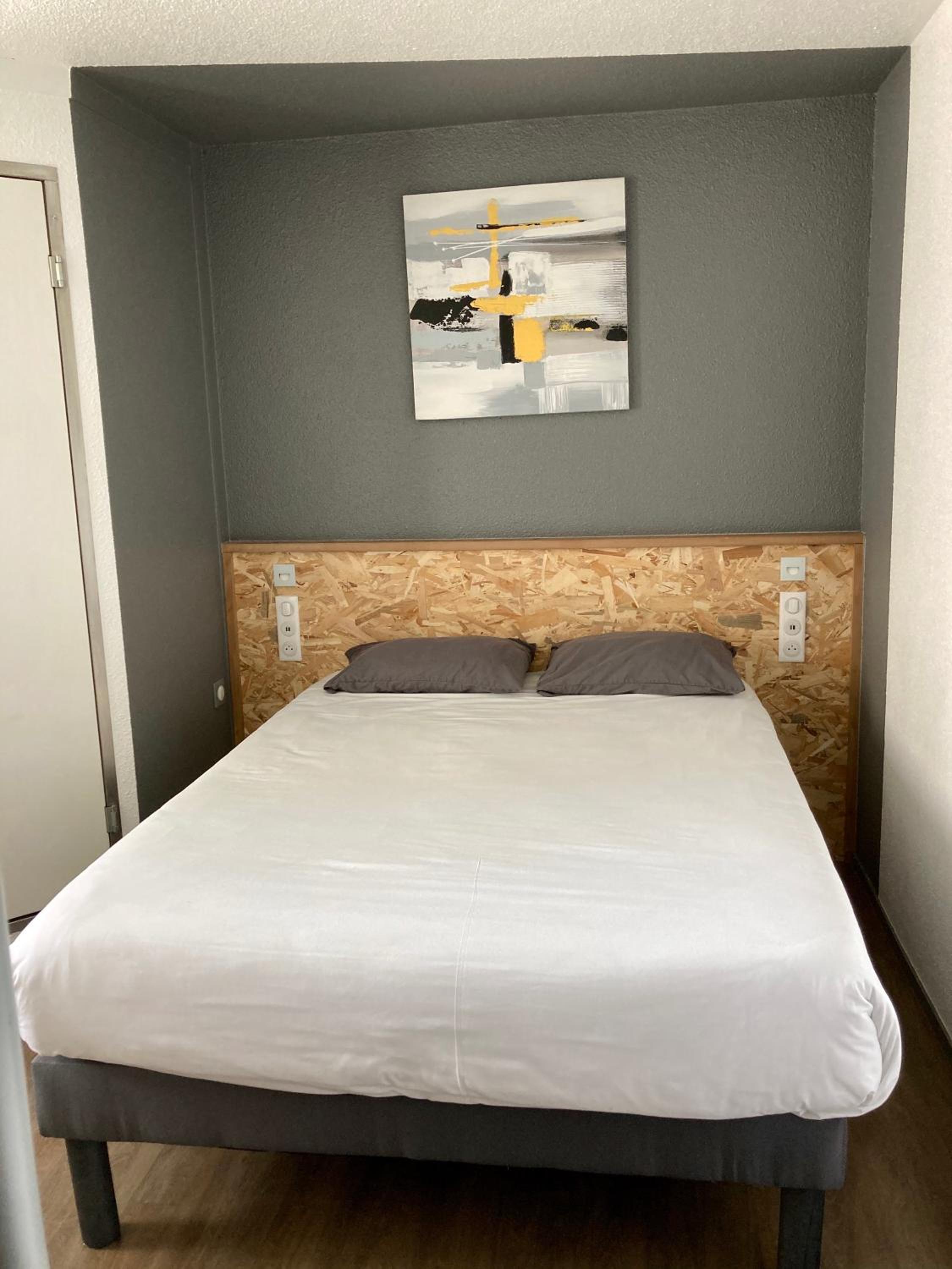1 Double Bed 2 Single Beds photo 2