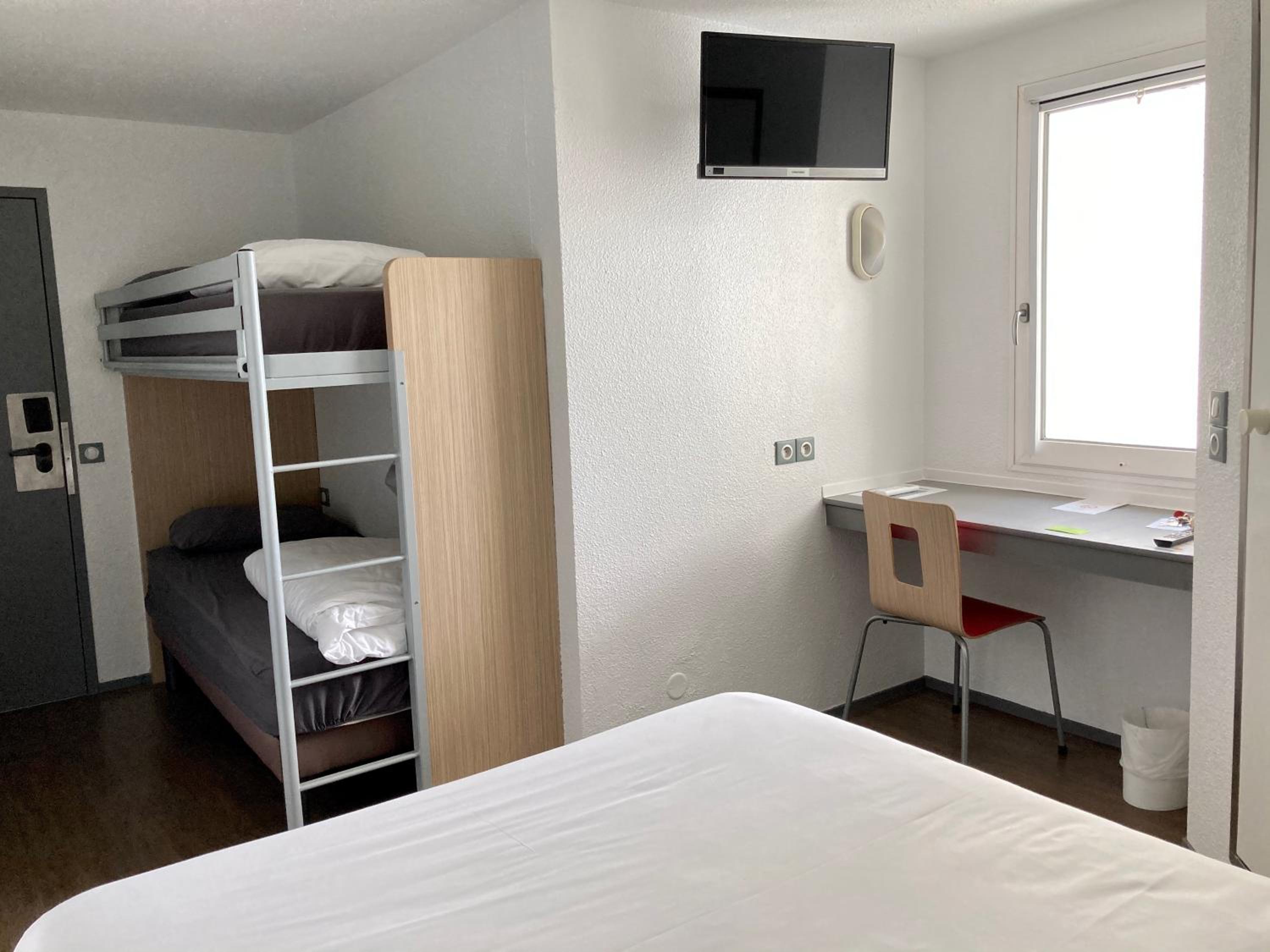 1 Double Bed 2 Single Beds photo 1