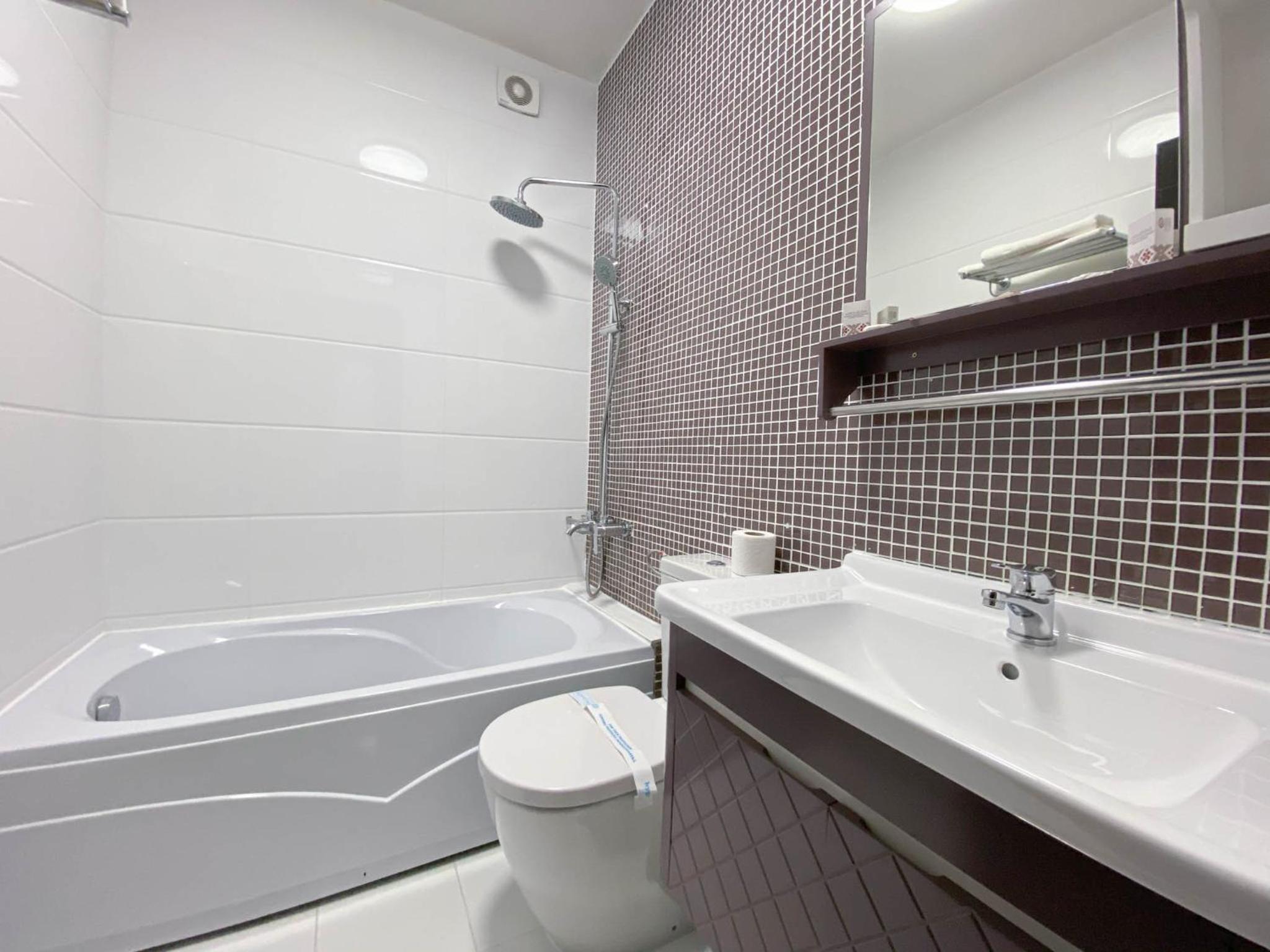 One-Bedroom Suite - Photo 4