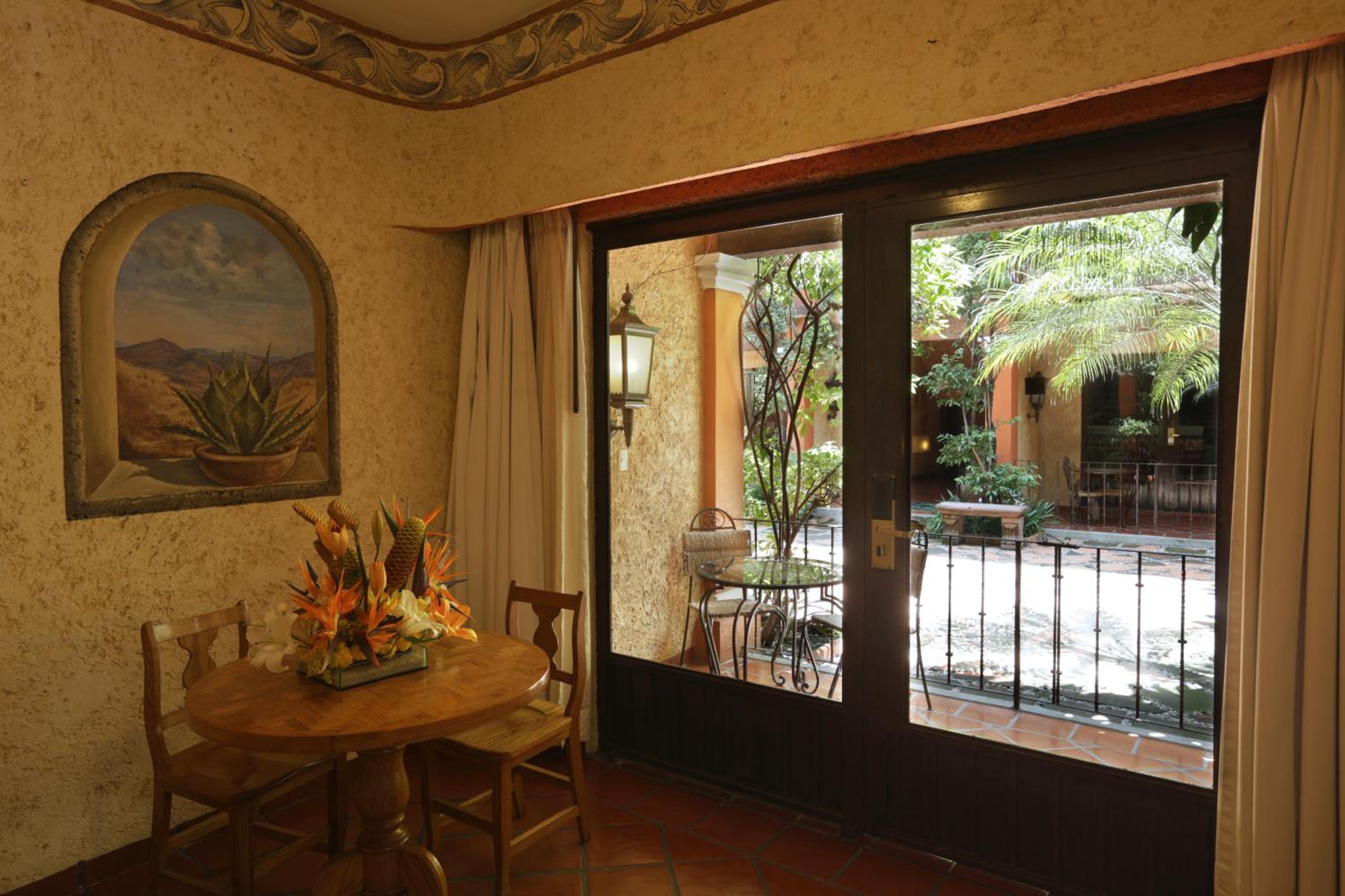 King Suite with Terrace - Photo 8