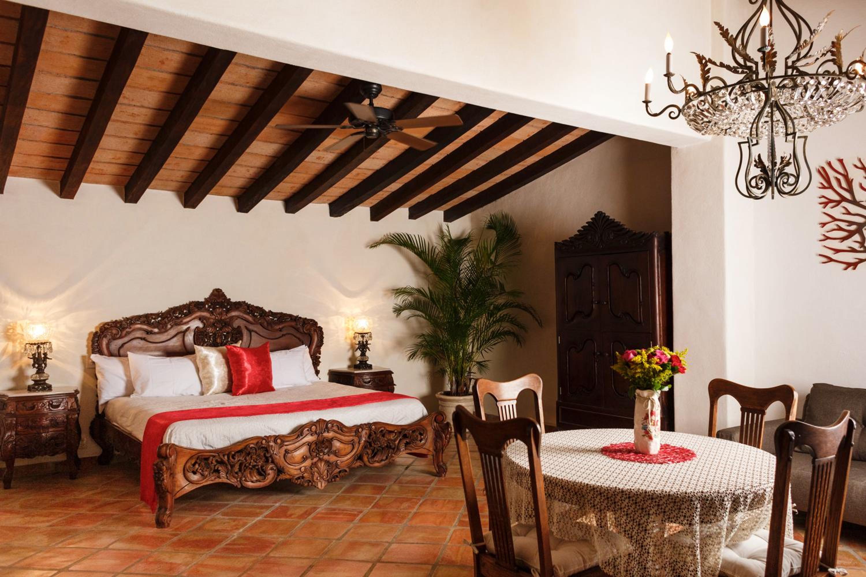 Suite - Photo 1