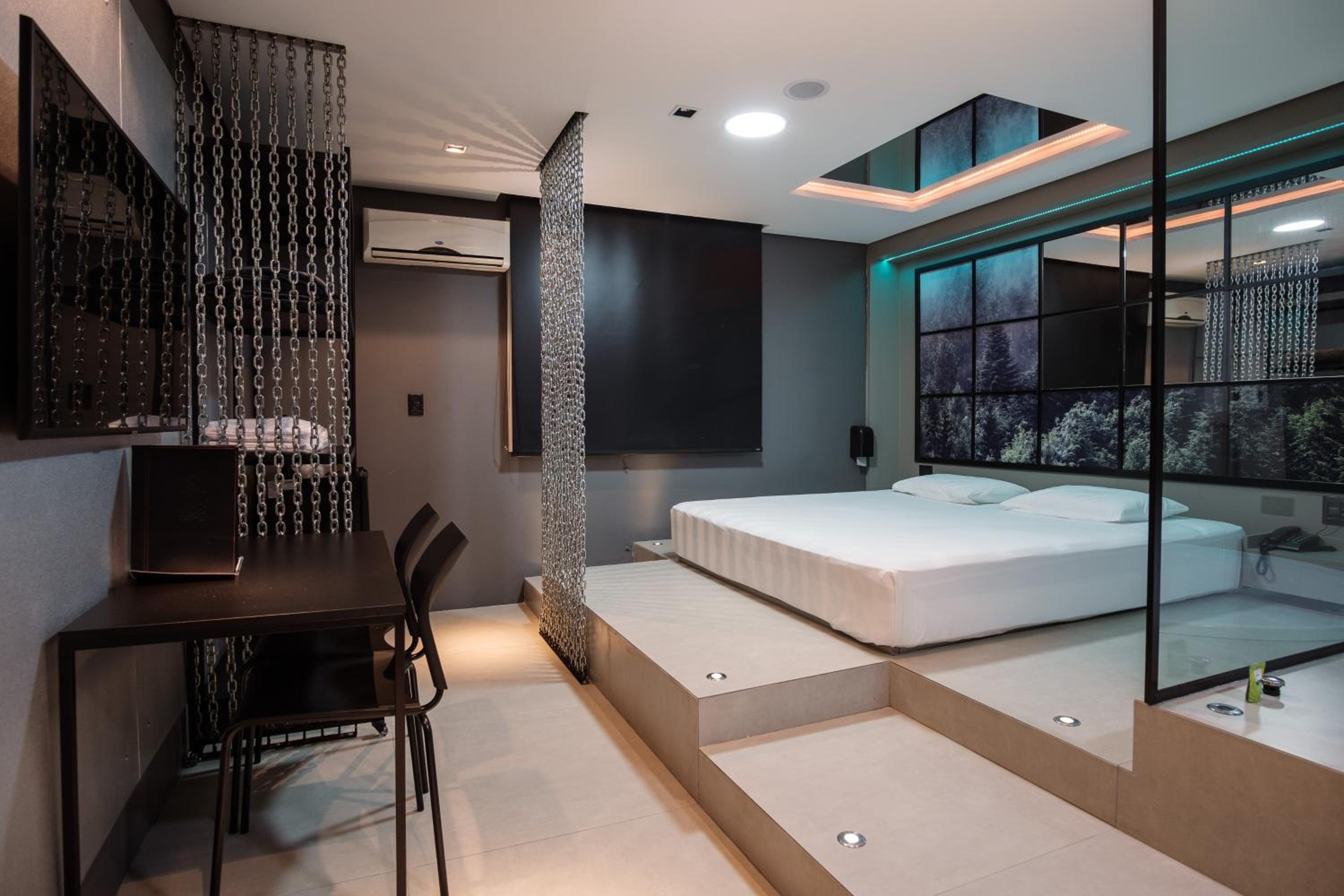 King Suite with Spa Bath photo 3