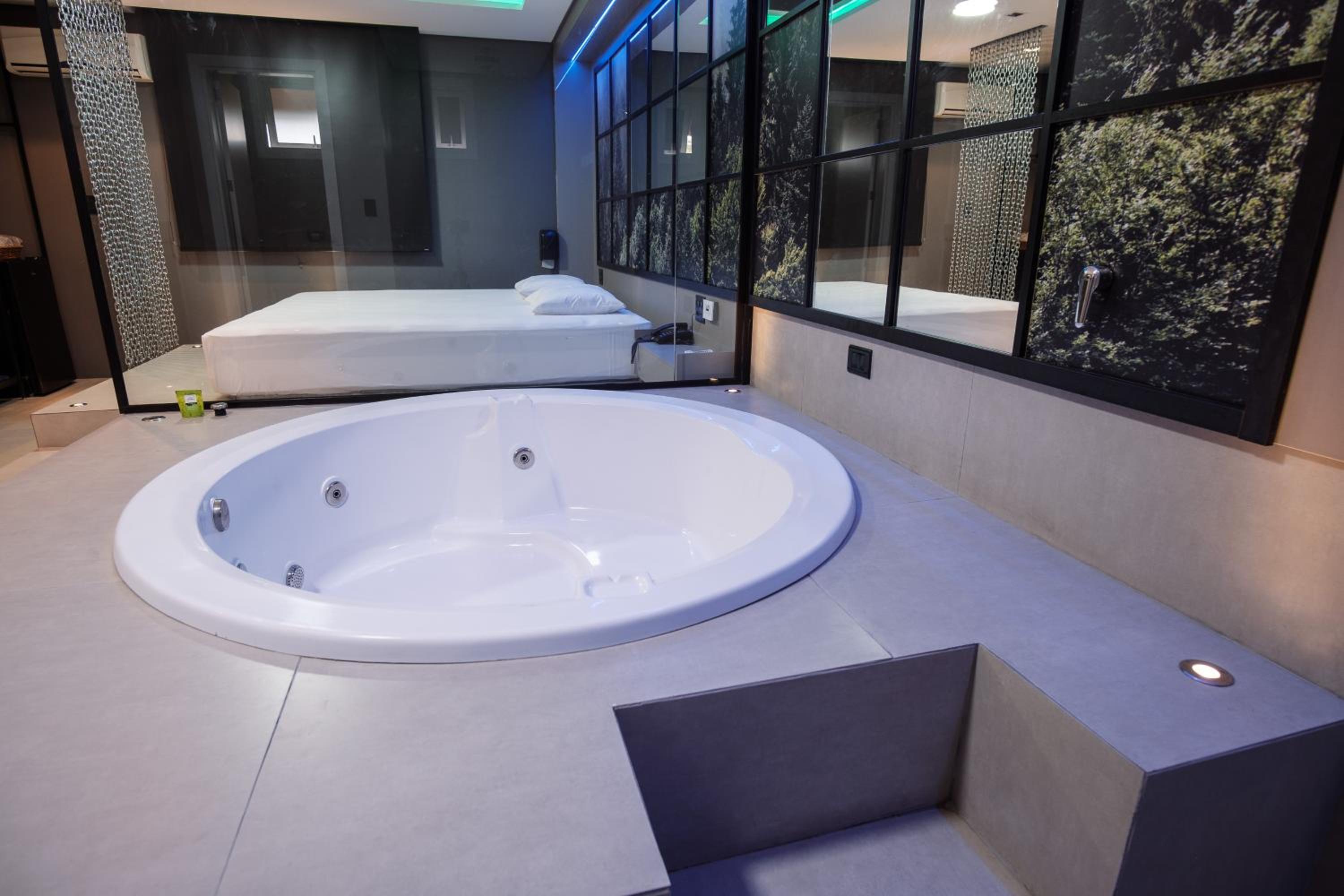 King Suite with Spa Bath photo 2