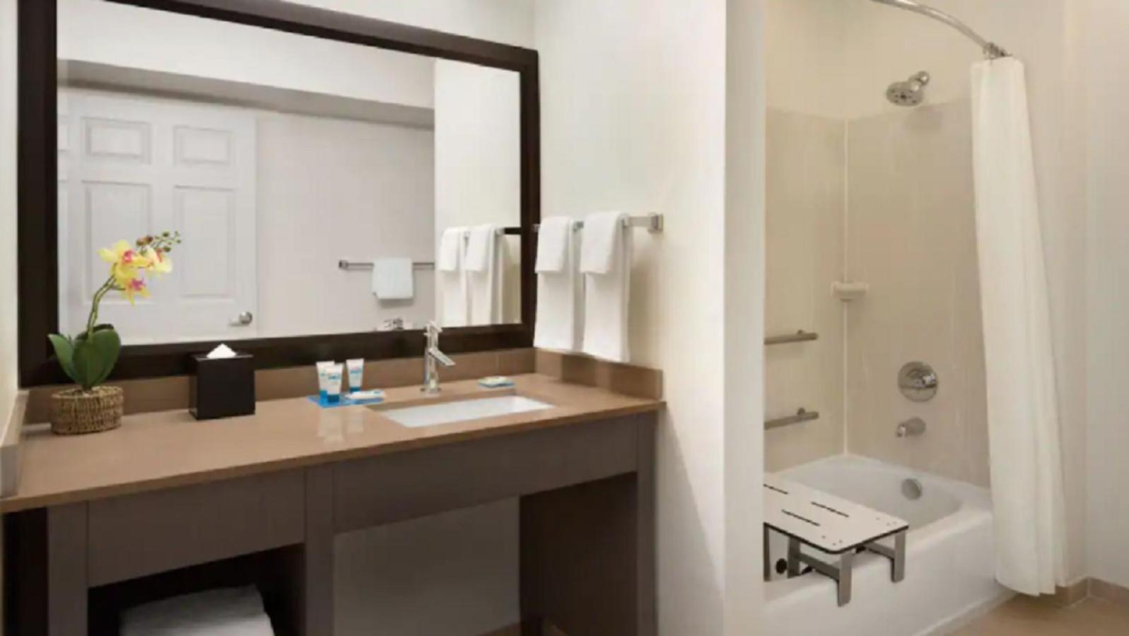 One-Bedroom Suite with Two Double Beds and Accessible Tub - Disability Access