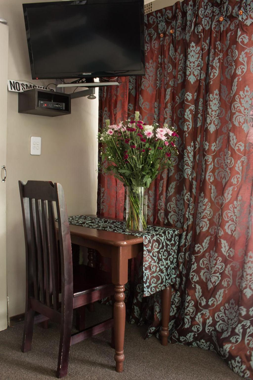 Family Room - Photo 6