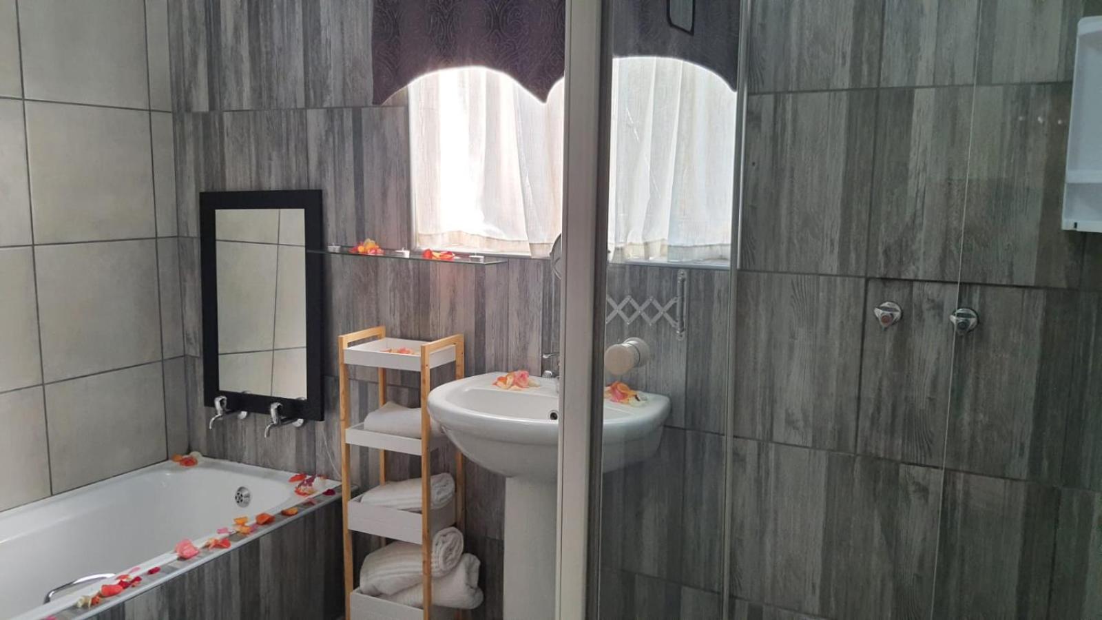 Deluxe Double Room - Photo 8