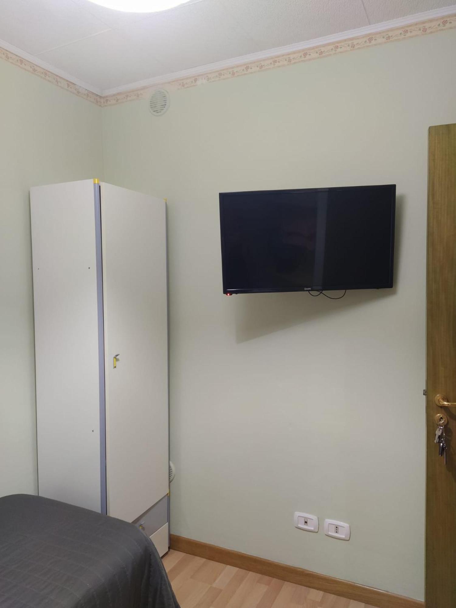 Standard Single Room with Shared Bathroom photo 2