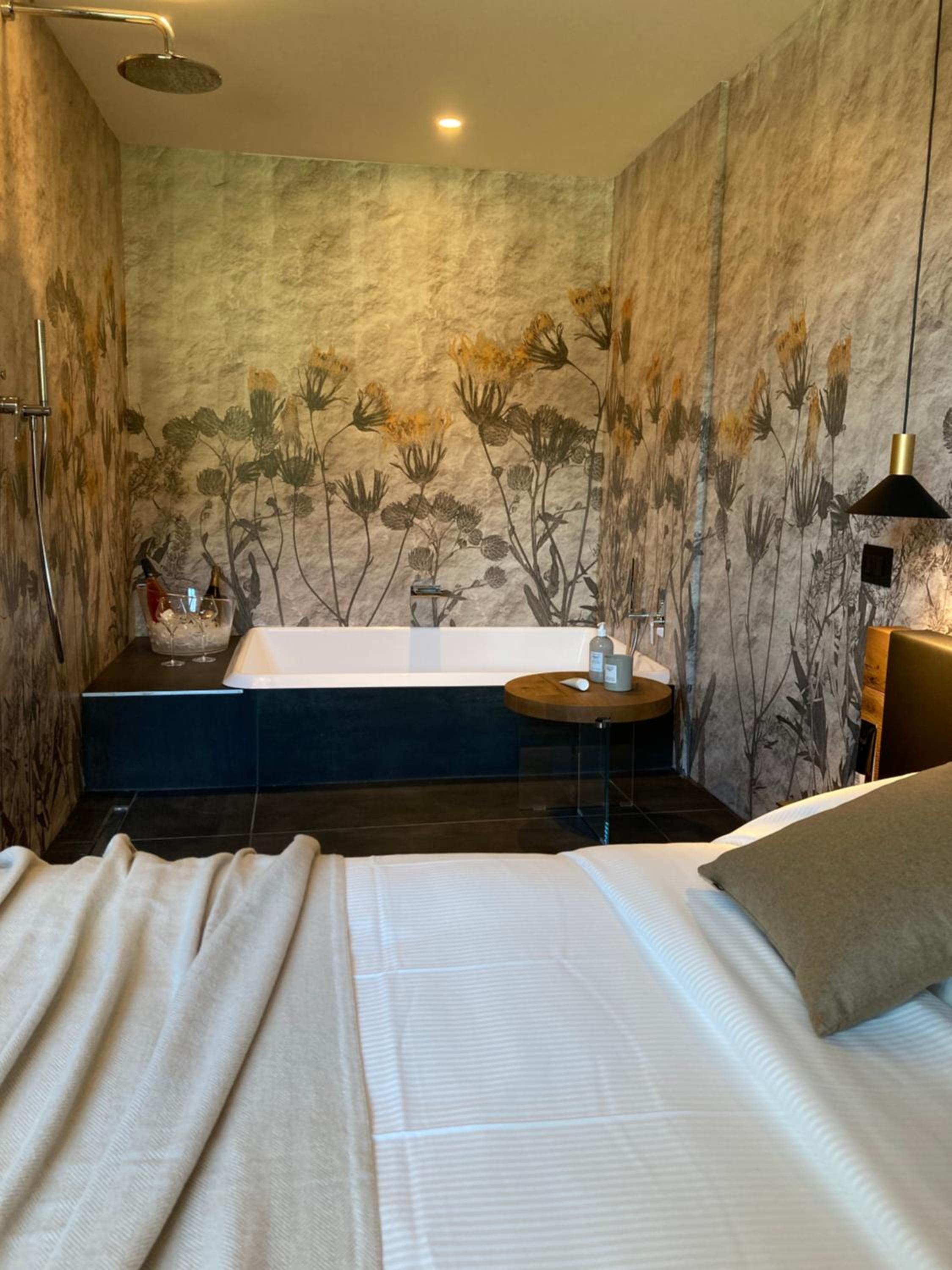 Deluxe Double Room with Bath - Photo 5