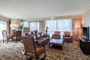 Luxury Suite - 1 King Bed - Photo 2
