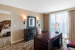 Luxury Suite - 1 King Bed - Photo 4