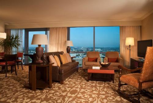Luxury Suite - 1 King Bed - Photo 6