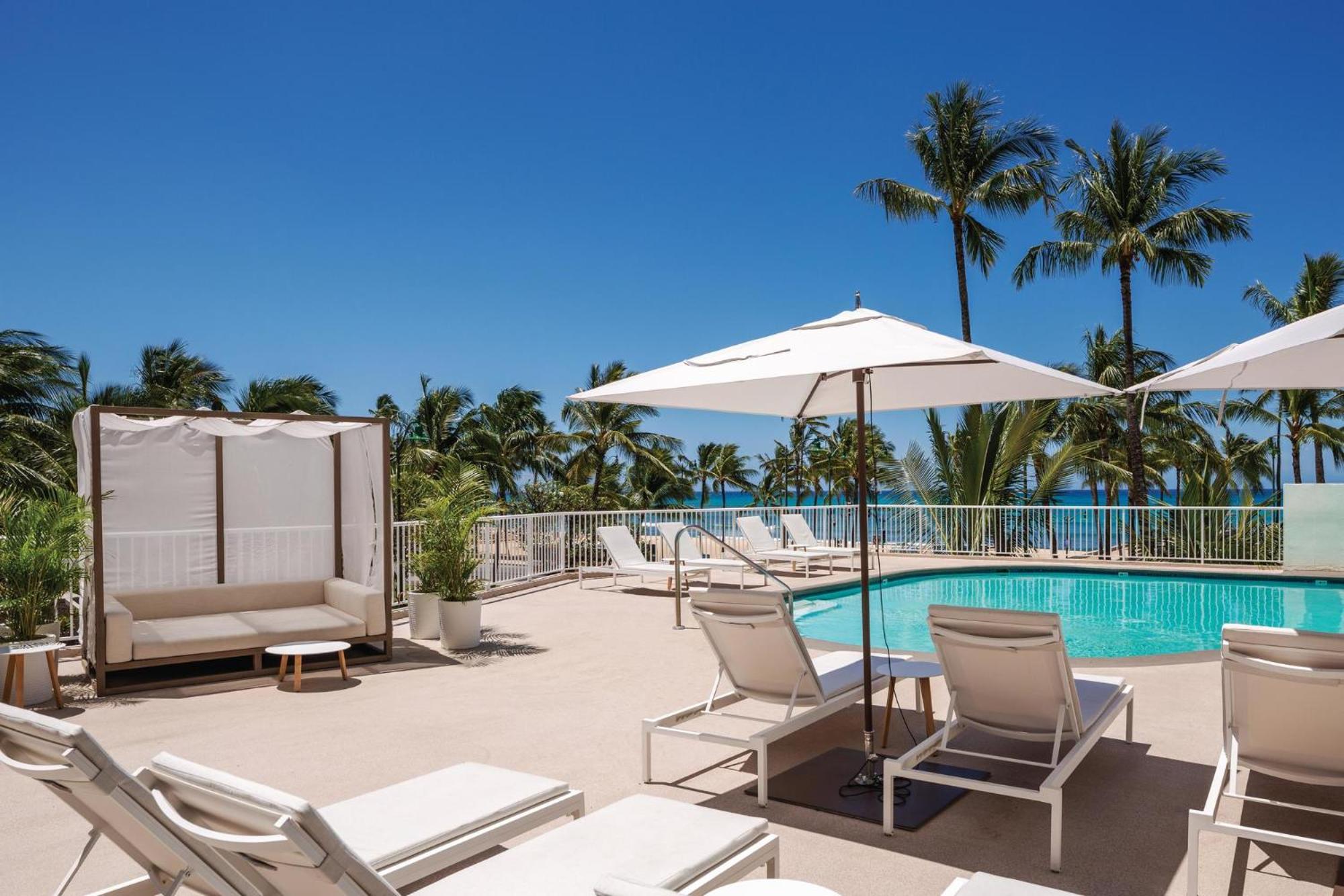 Poolside King - Photo 2