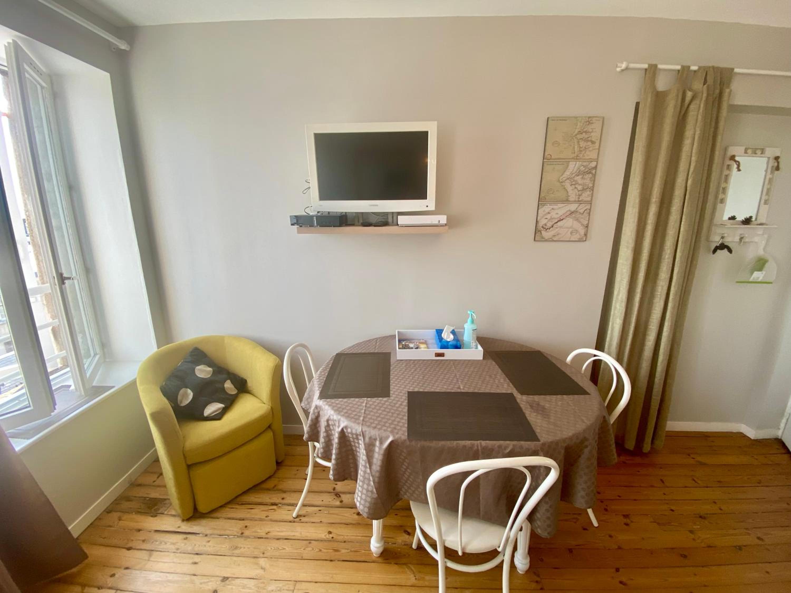 One-Bedroom Apartment photo 2