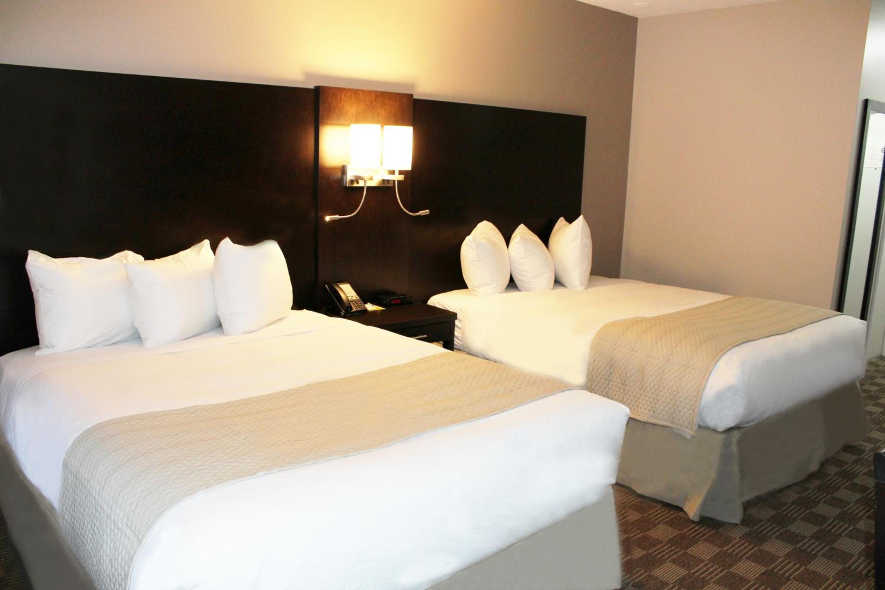 Queen Room with Two Queen Beds - Non-Smoking - Photo 5