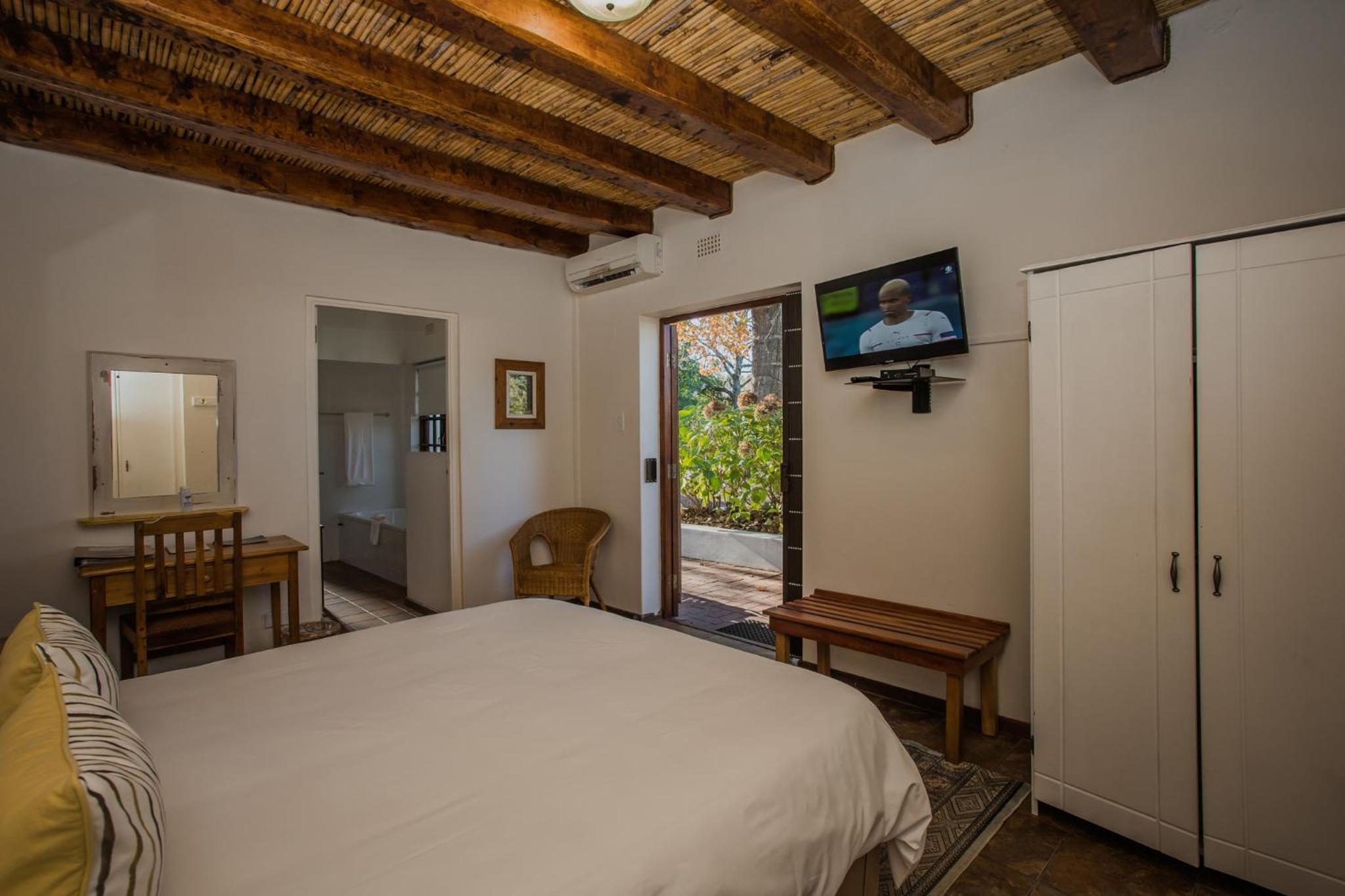 Budget Double Room with Street View (Blue Crane) - Photo 2