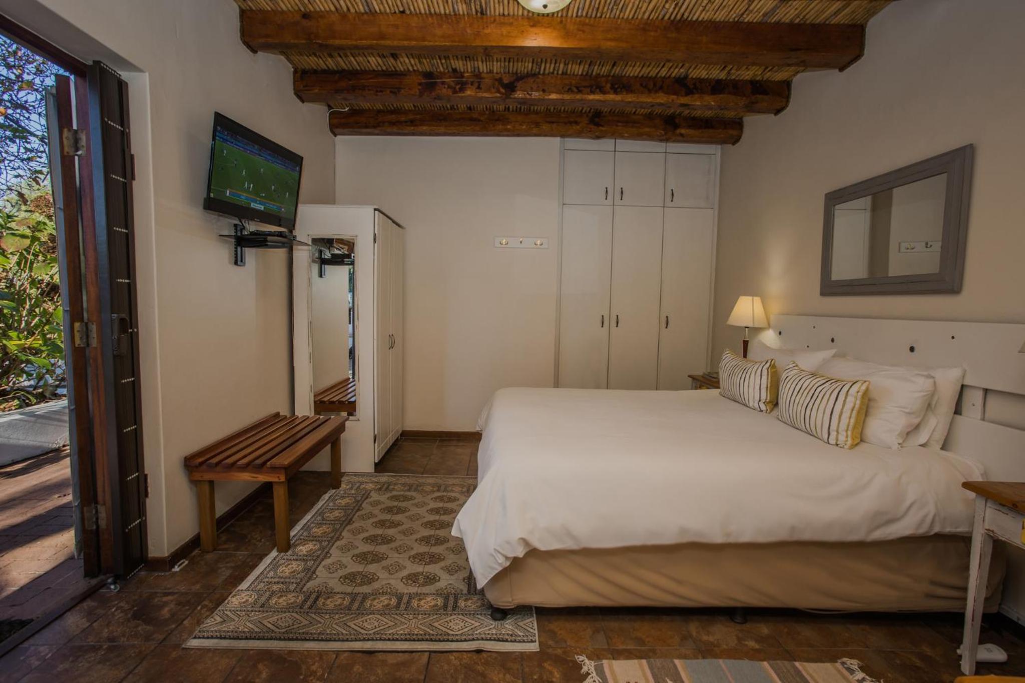 Budget Double Room with Street View (Blue Crane) - Photo 3