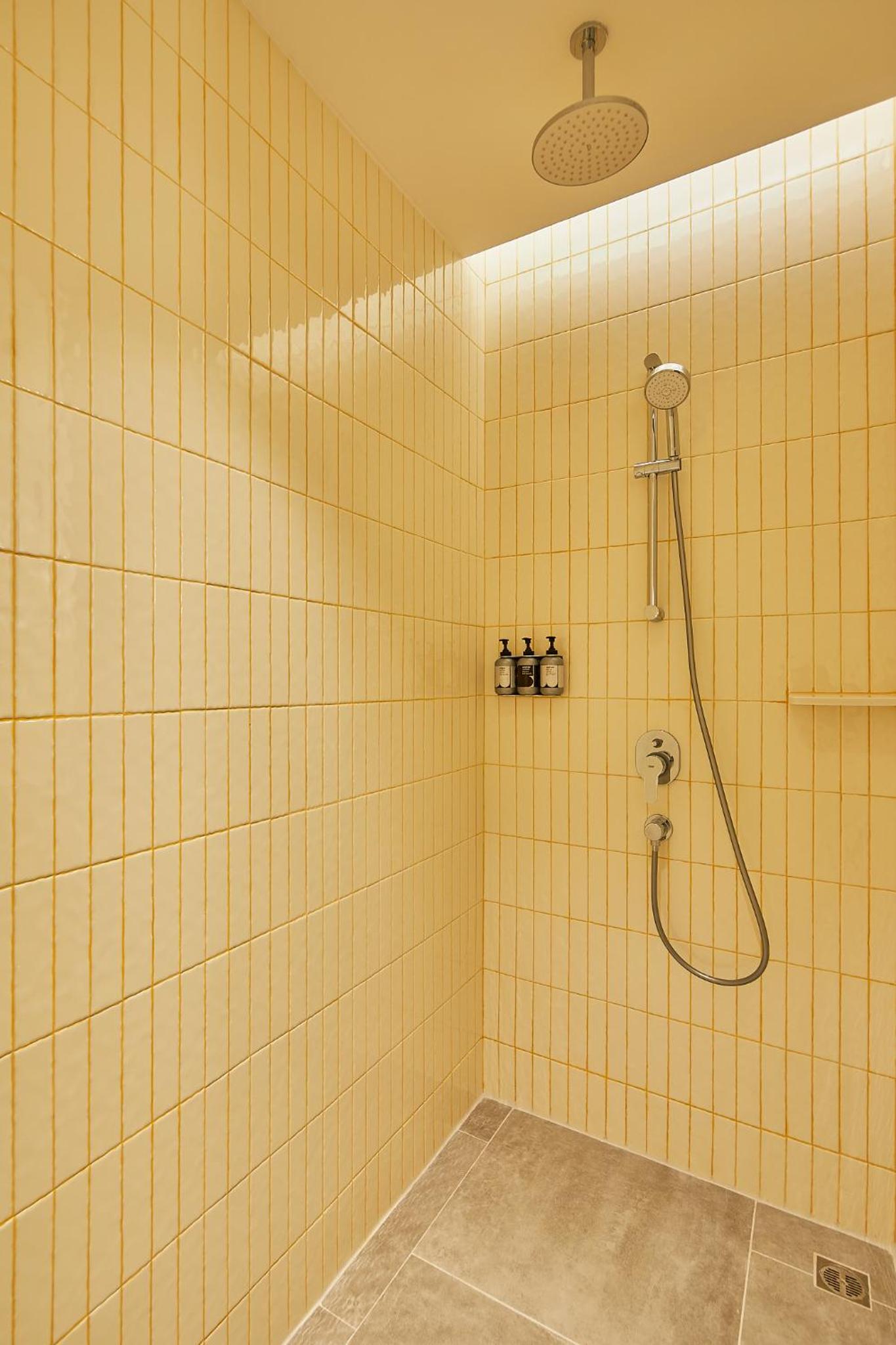 Standard King Room - Photo 4
