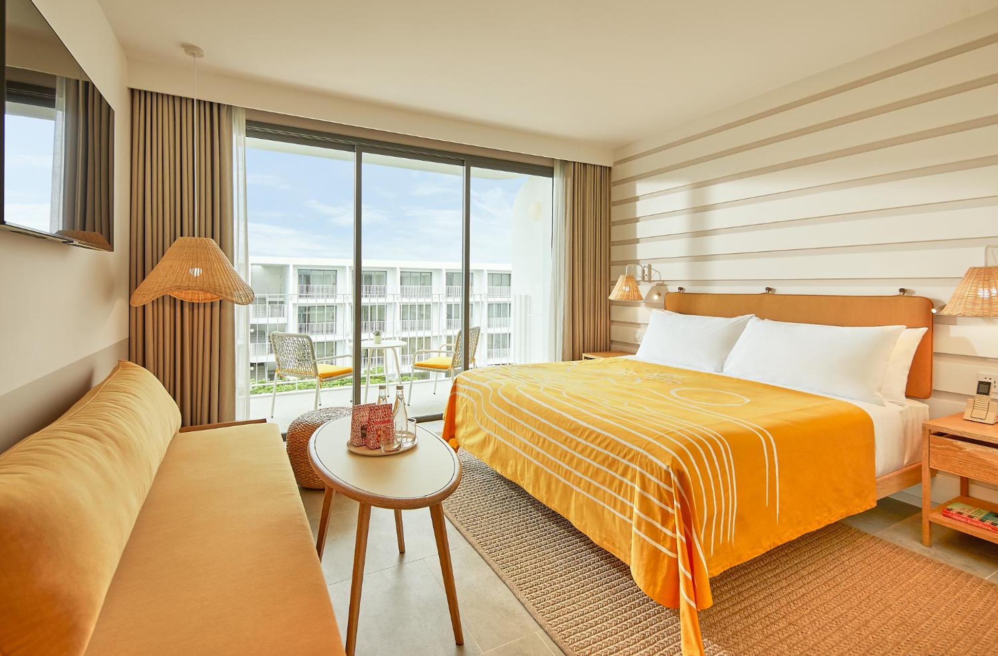 Deluxe King, High Floor - Photo 4