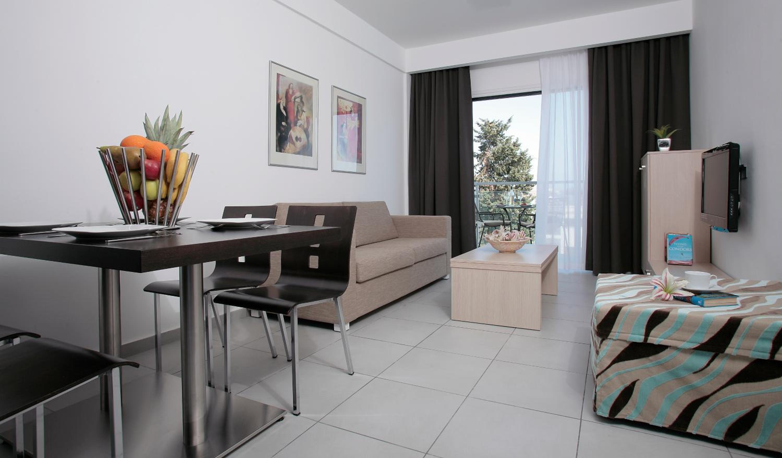 Superior One-Bedroom Apartment - Photo 1
