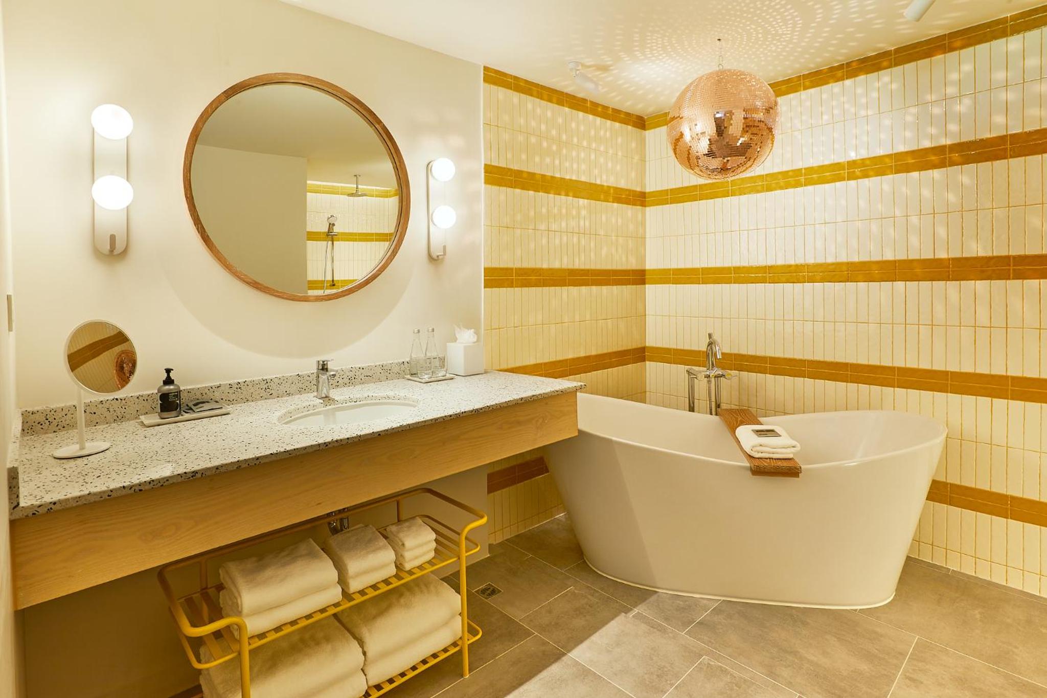 Deluxe Studio Suite with Balcony - Photo 3