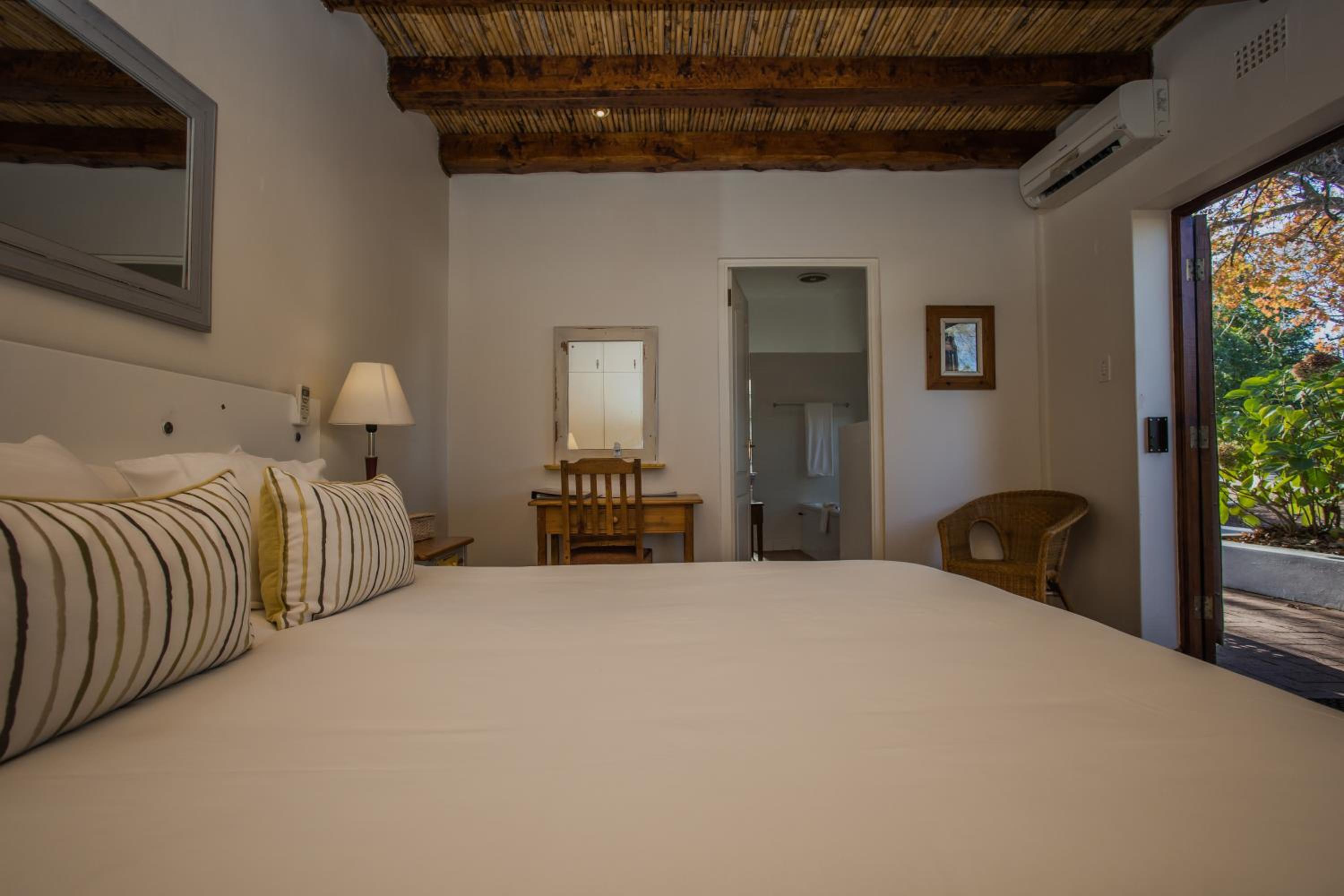 Budget Double Room with Street View (Blue Crane) - Photo 5