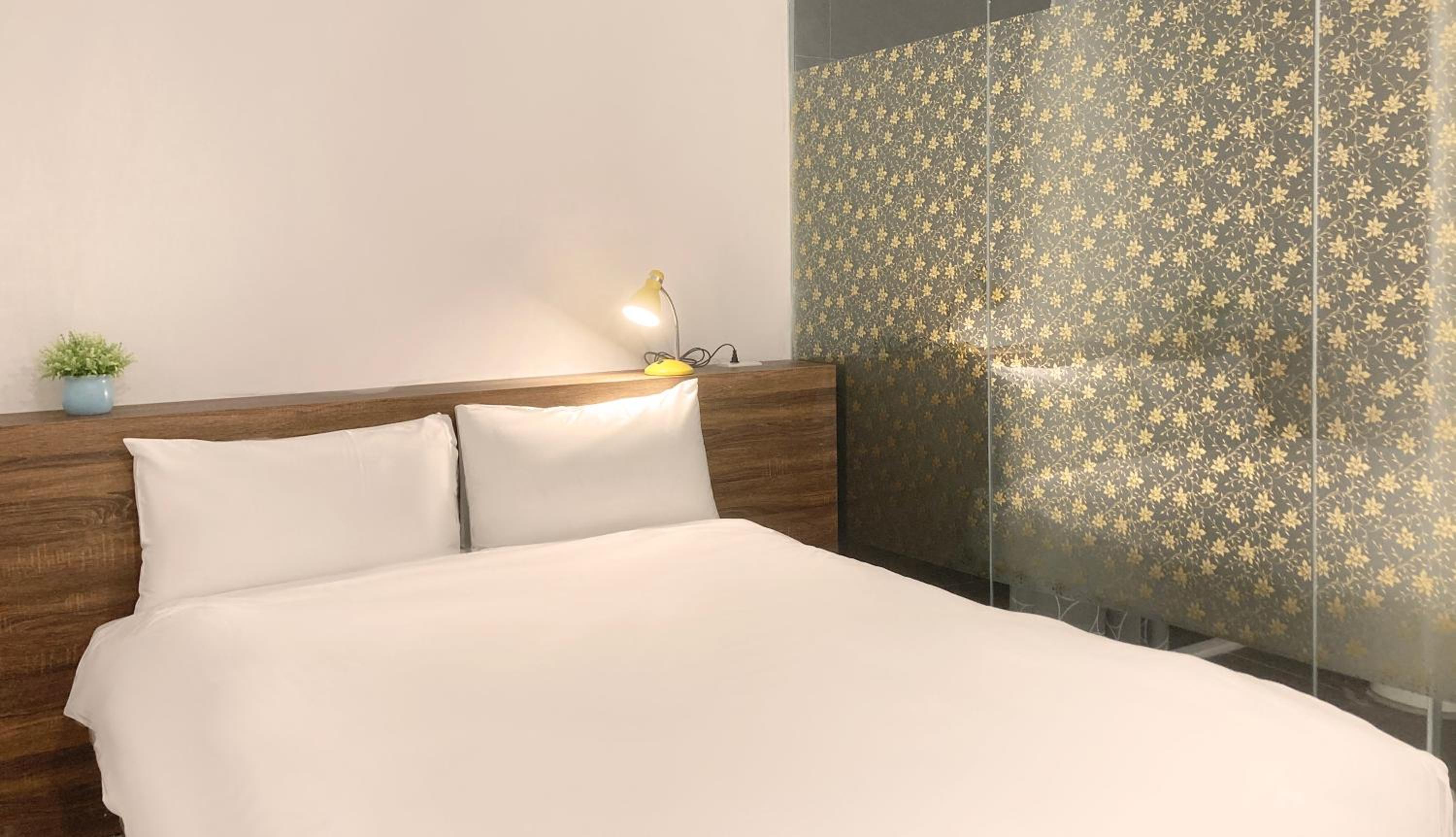 Deluxe Room - Photo 9