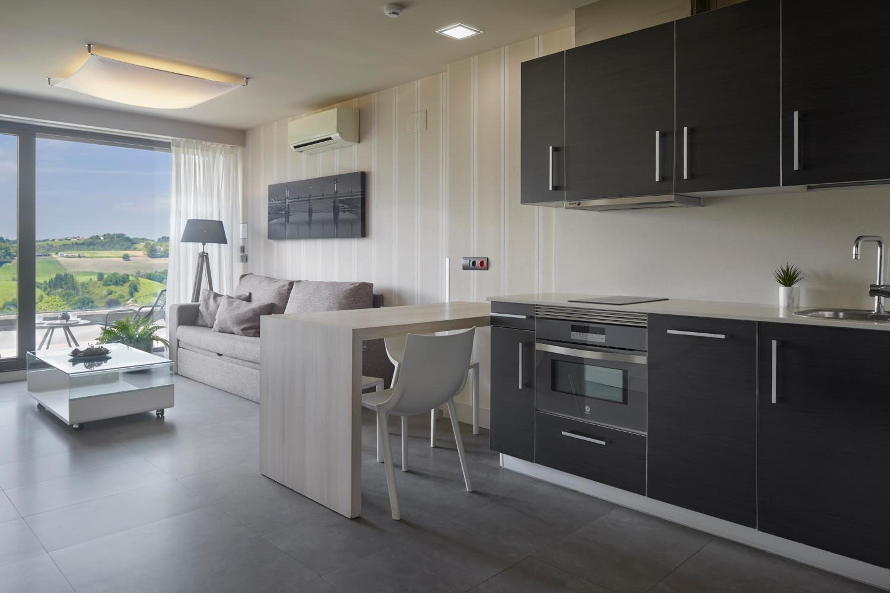 One-Bedroom Apartment with Balcony photo 3