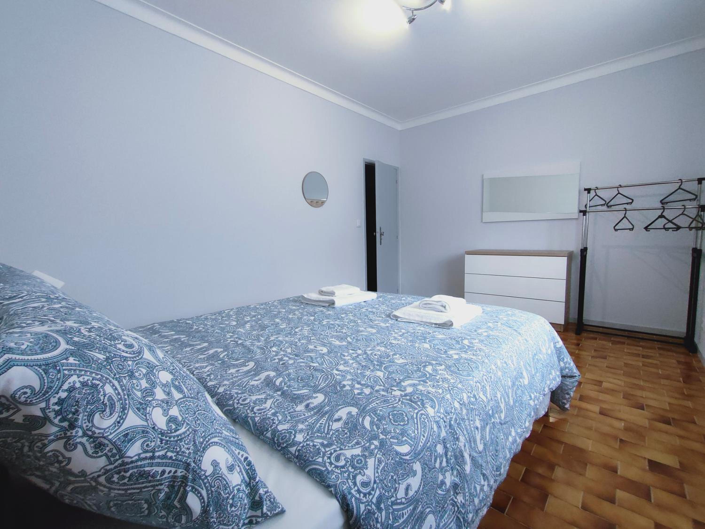 Three-Bedroom Apartment with Balcony - Photo 18