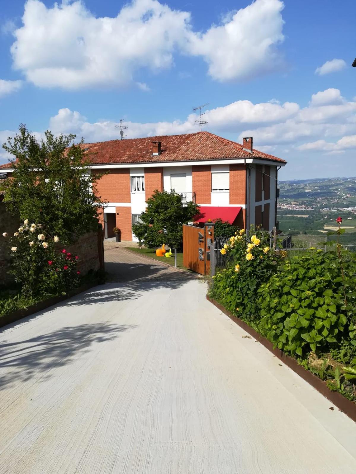 One-Bedroom Apartment with Balcony and Mountain View   photo 2
